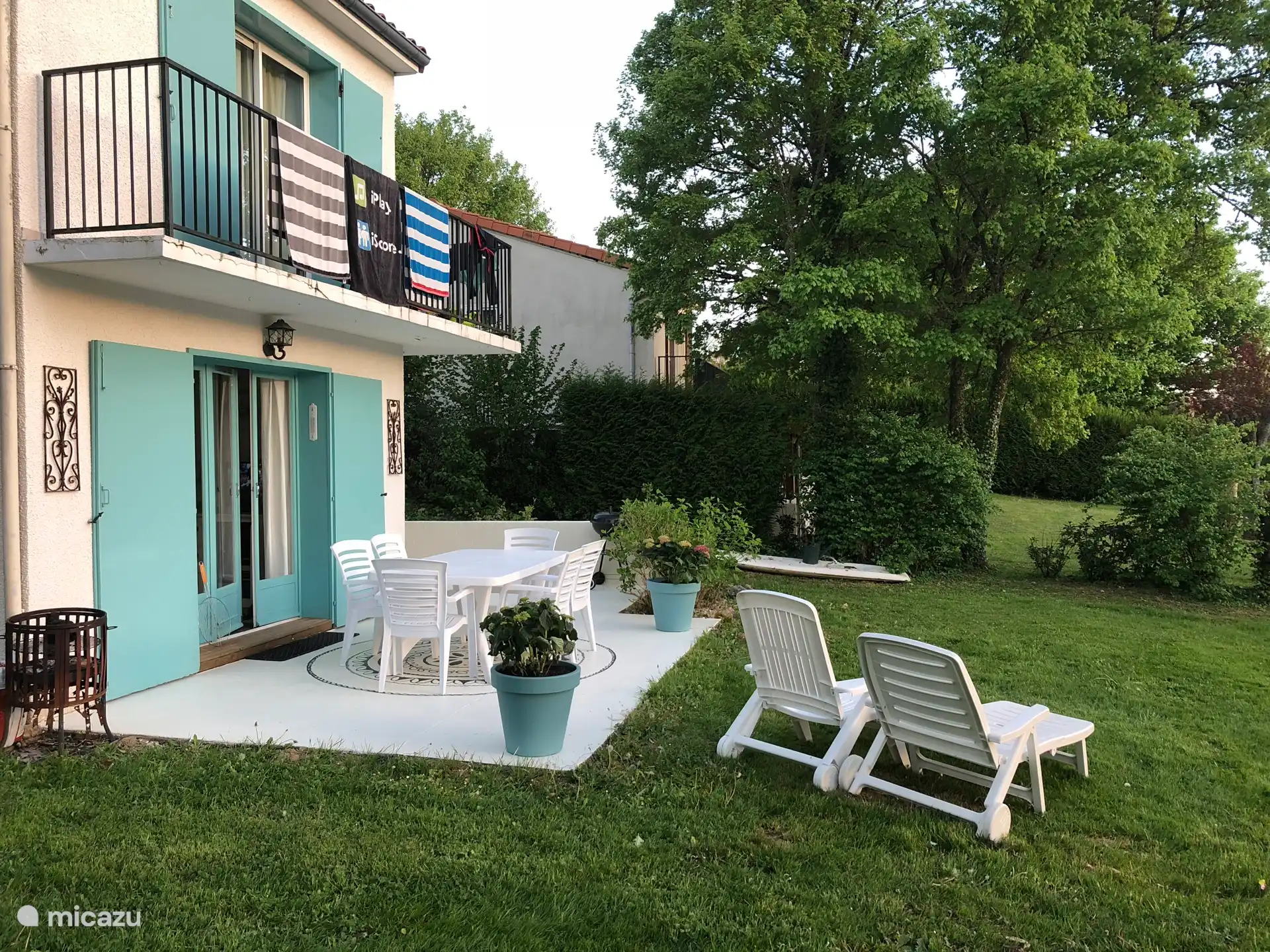 Belle terrasse simple avec vue imprenable sur le lac