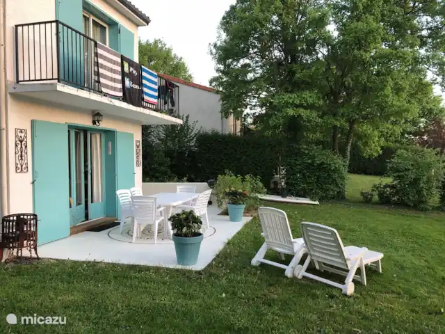 Village le Chat, Narcisse 140 | France, Charente, Écuras - maison de vacances Belle terrasse simple avec vue imprenable sur le lac