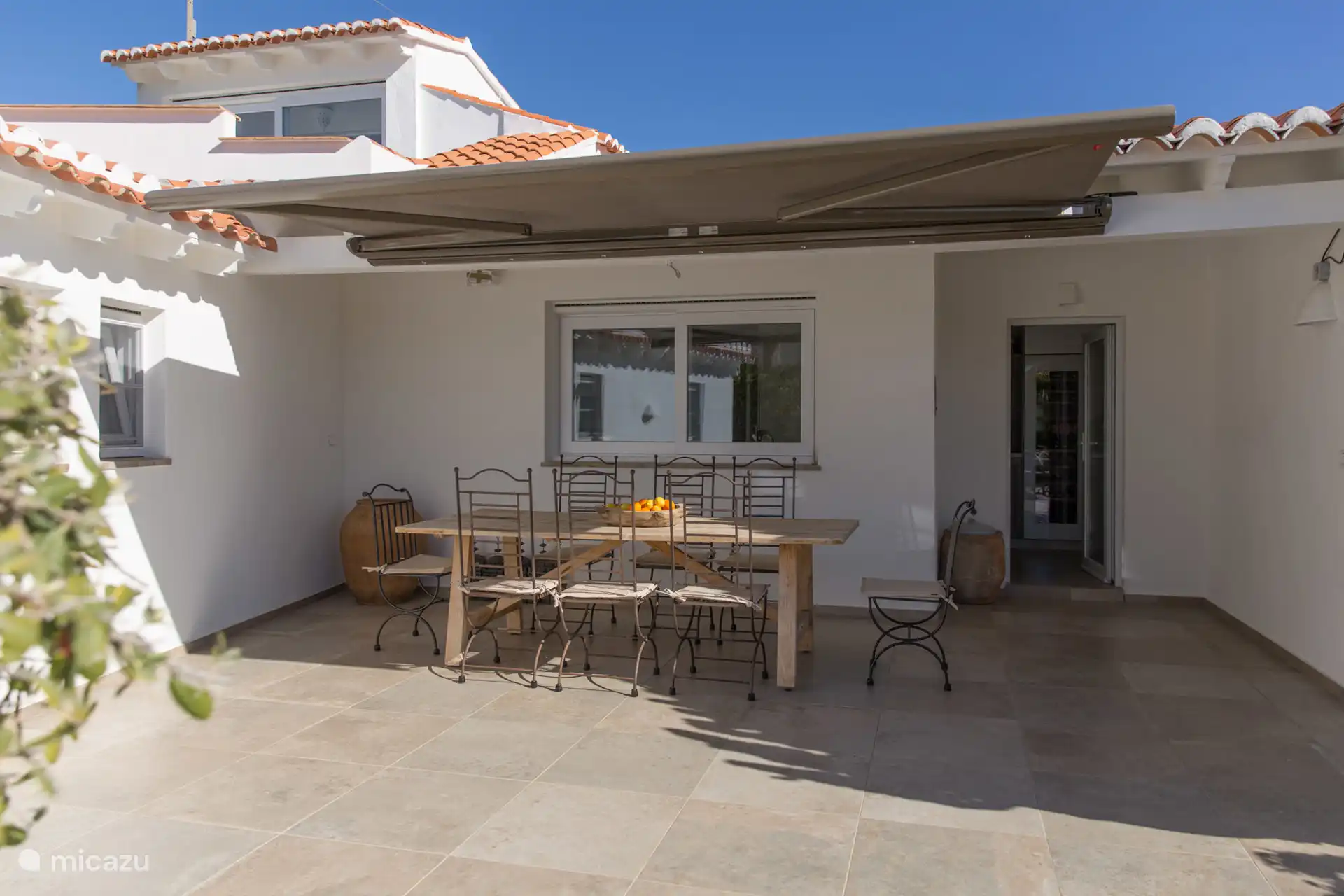 Villa BuenaEssen im Schatten