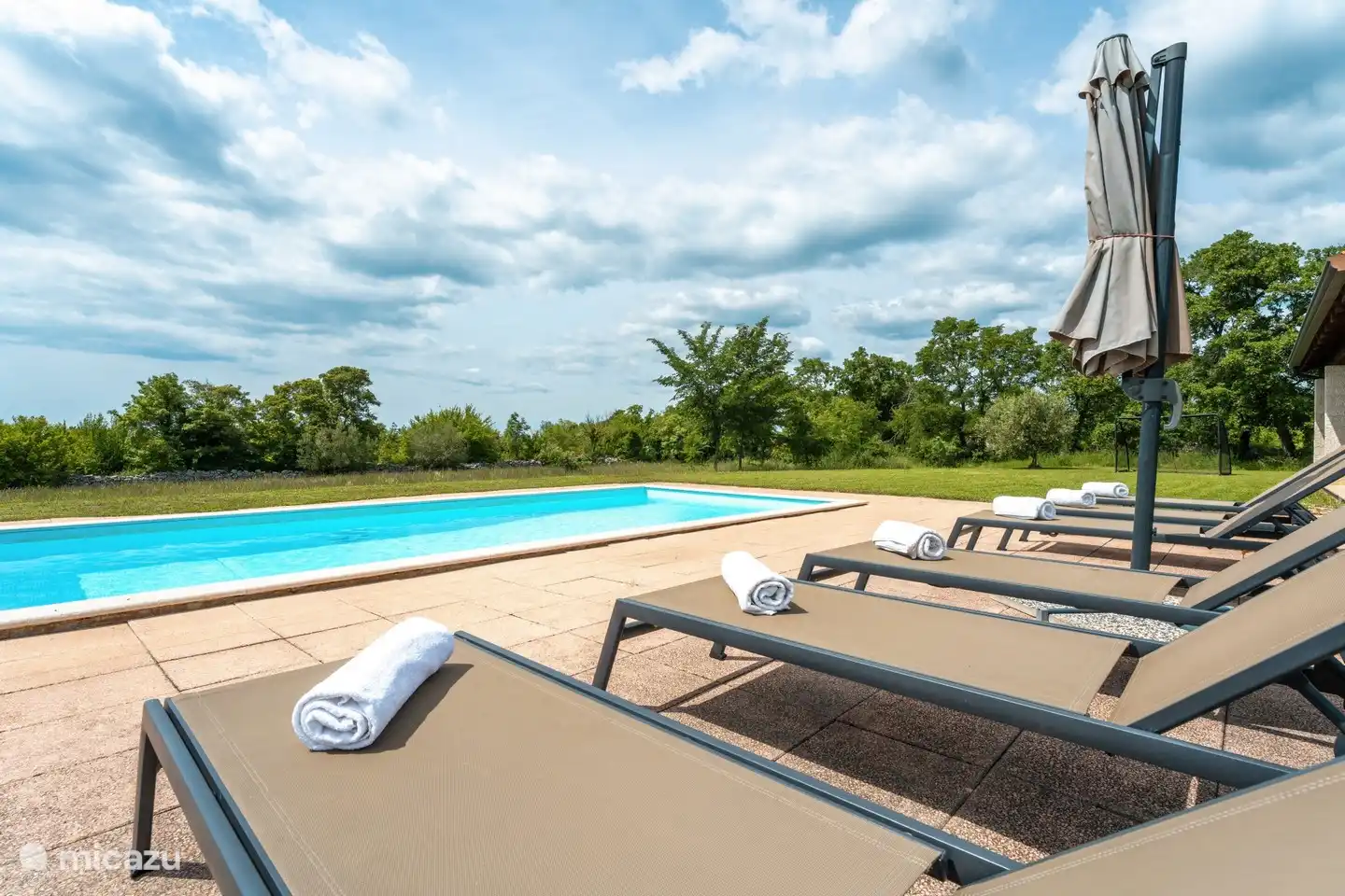 Sonnenliegen am Pool