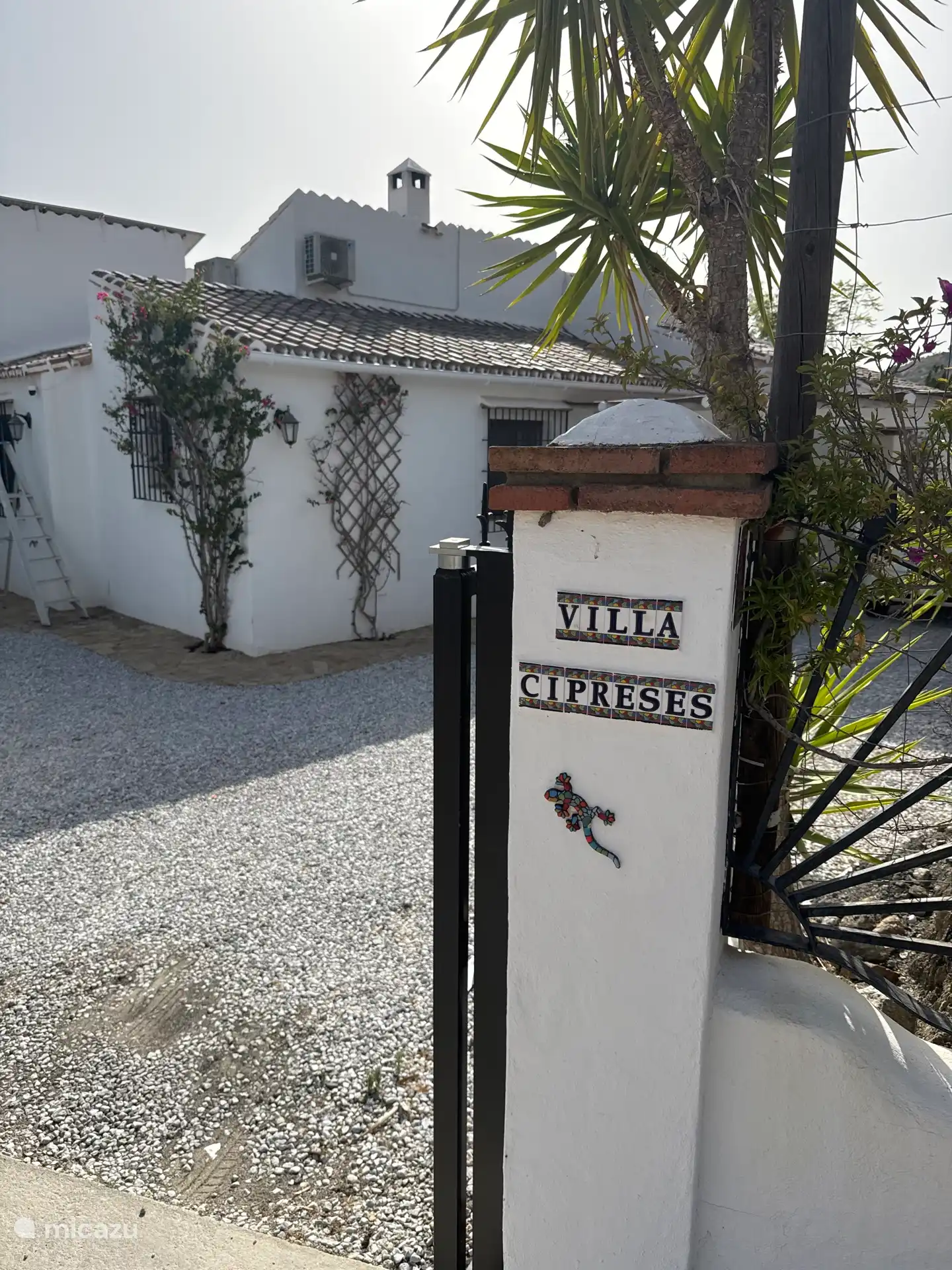 Eingang mit Eisentor