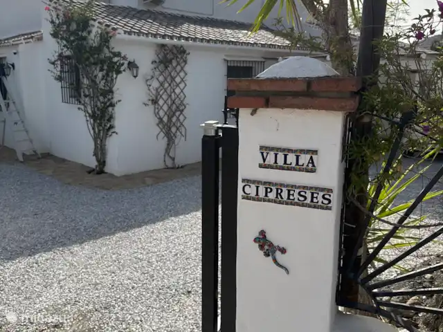 Villa Cipreses (más casa de huéspedes) en España, Andalucía, Canillas de Aceituno - villa Entrada con puerta de hierro