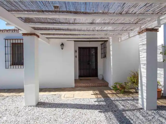 Villa Cipreses (más casa de huéspedes) en España, Andalucía, Canillas de Aceituno - villa Entrada y cochera