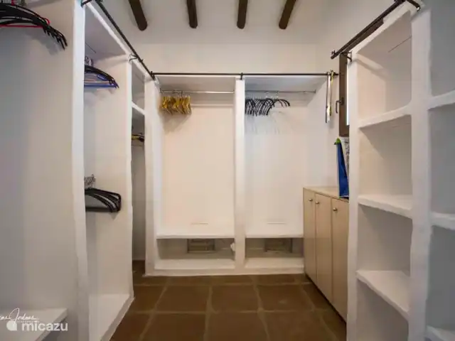 Villa Cipreses (más casa de huéspedes) en España, Andalucía, Canillas de Aceituno - villa Armario de cama principal