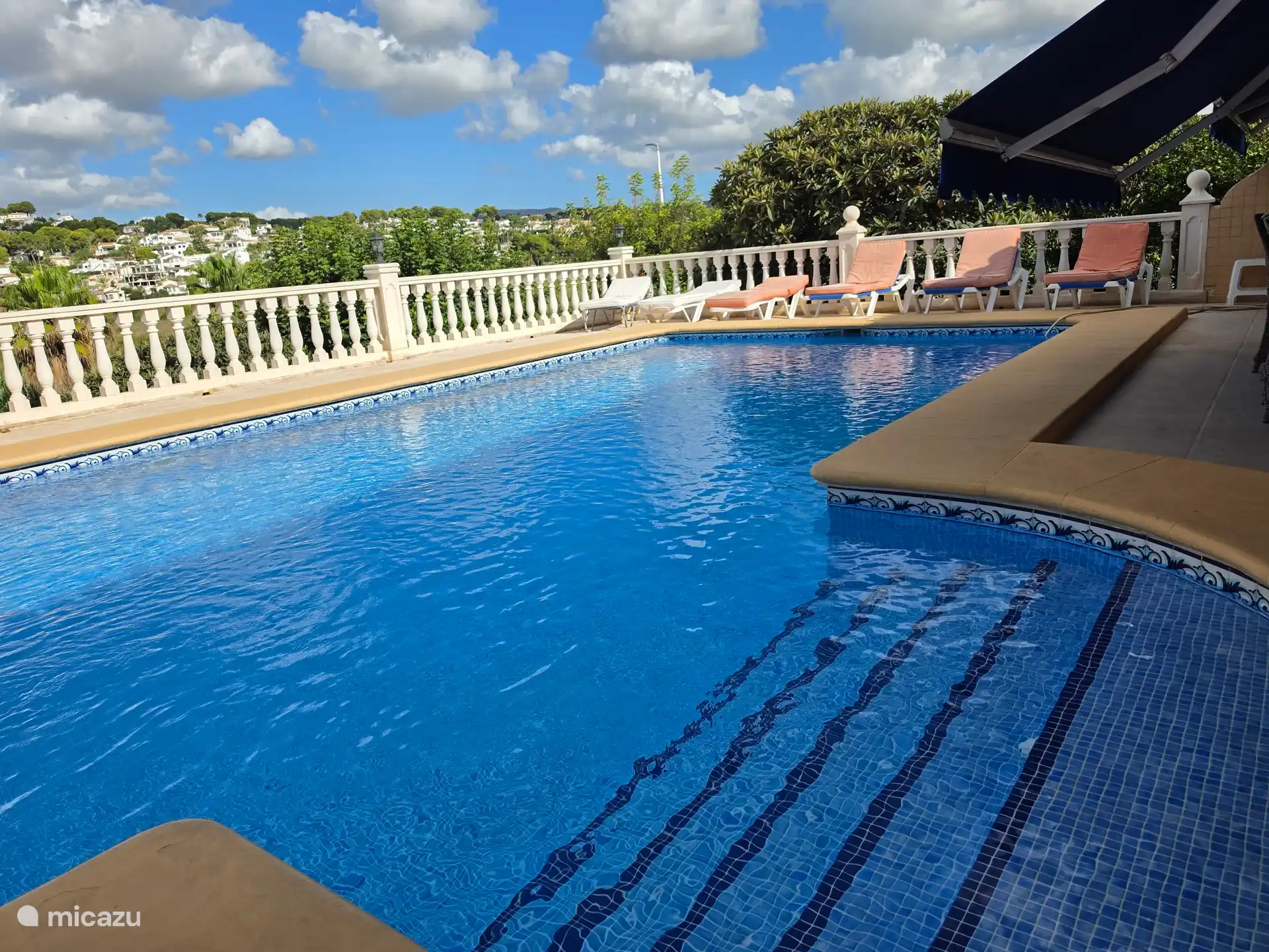 Gran piscina de 10 m x 5 m