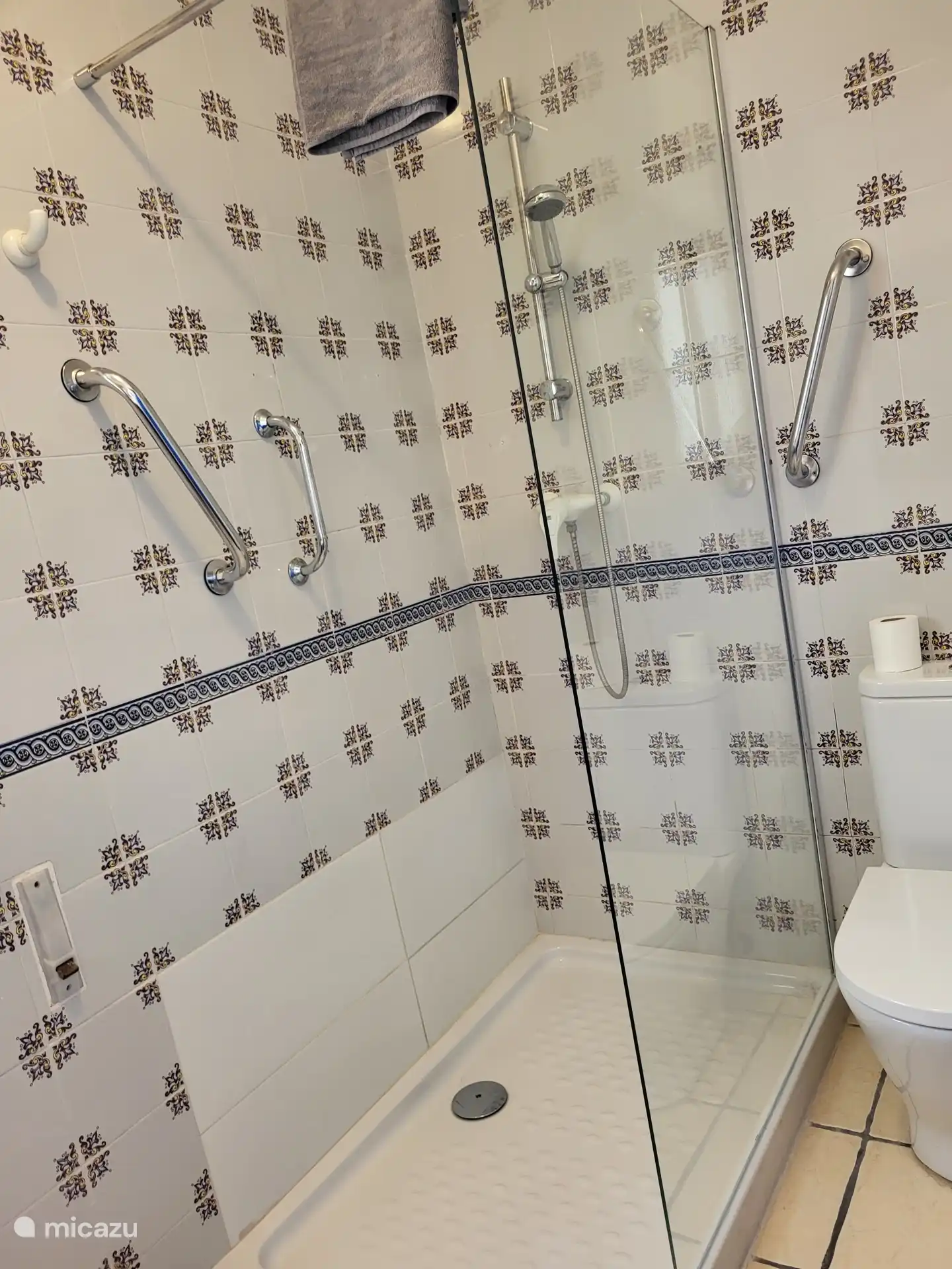 Duschbad mit fester Glasscheibe, gut für ältere Menschen