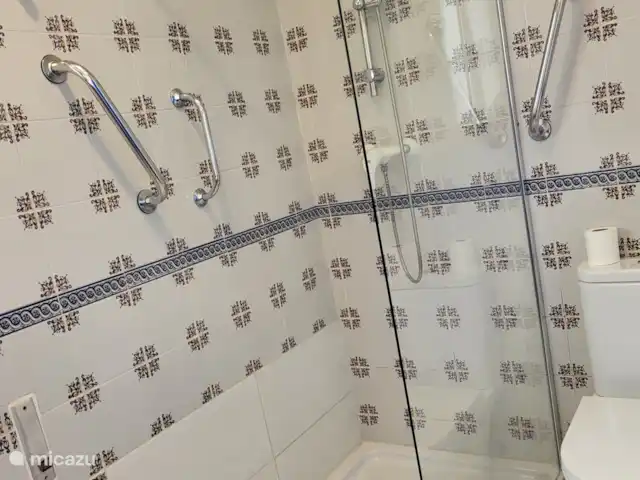 Casa Jessie | Espagne, Costa Blanca, Moraira-Teulada - villa salle de douche avec panneau de verre fixe, idéale pour les personnes âgées