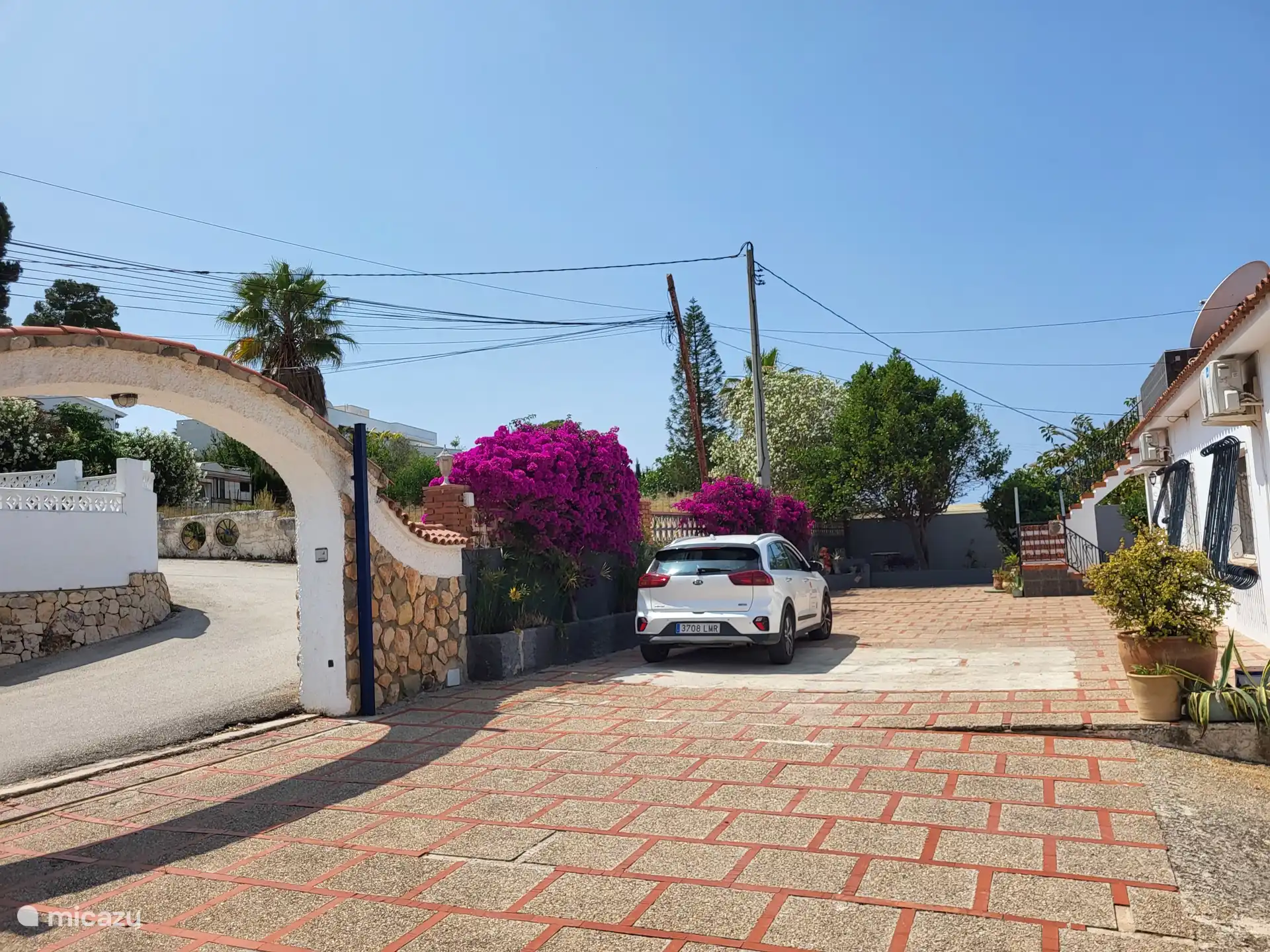 Privater Parkplatz für mindestens 4 Autos