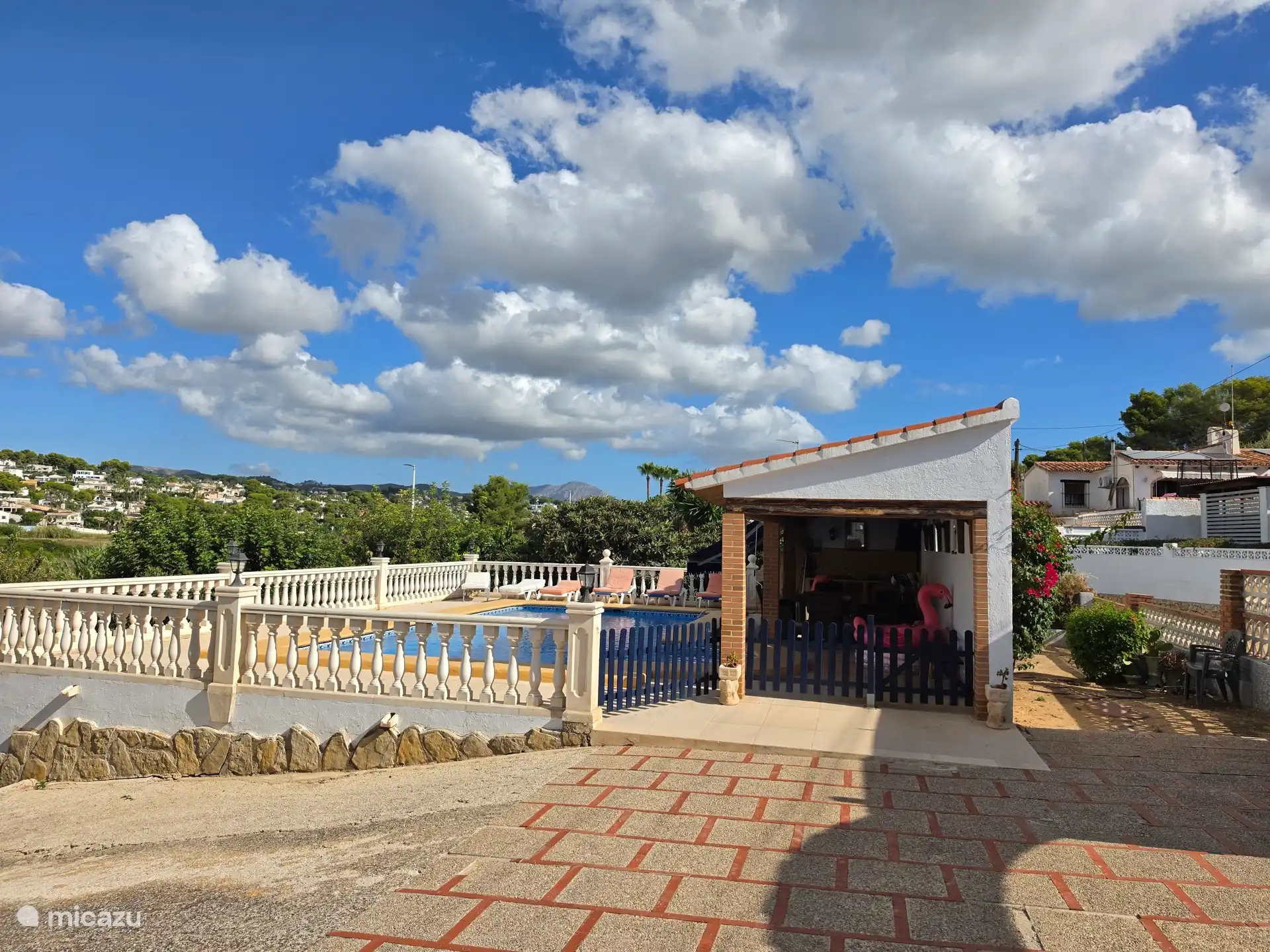Piscina cerrada por la puerta