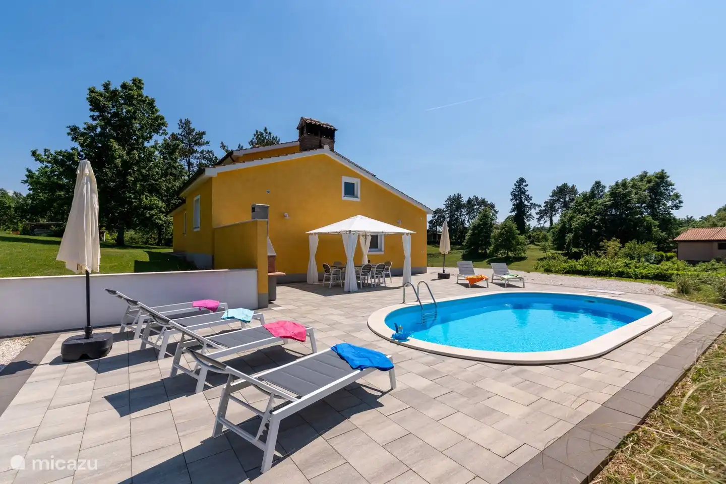 Schwimmbad und Sonnenliegen