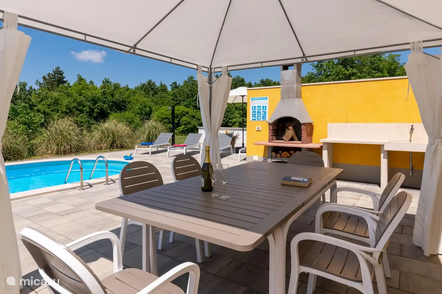 Tisch mit Stühlen für den Außenbereich