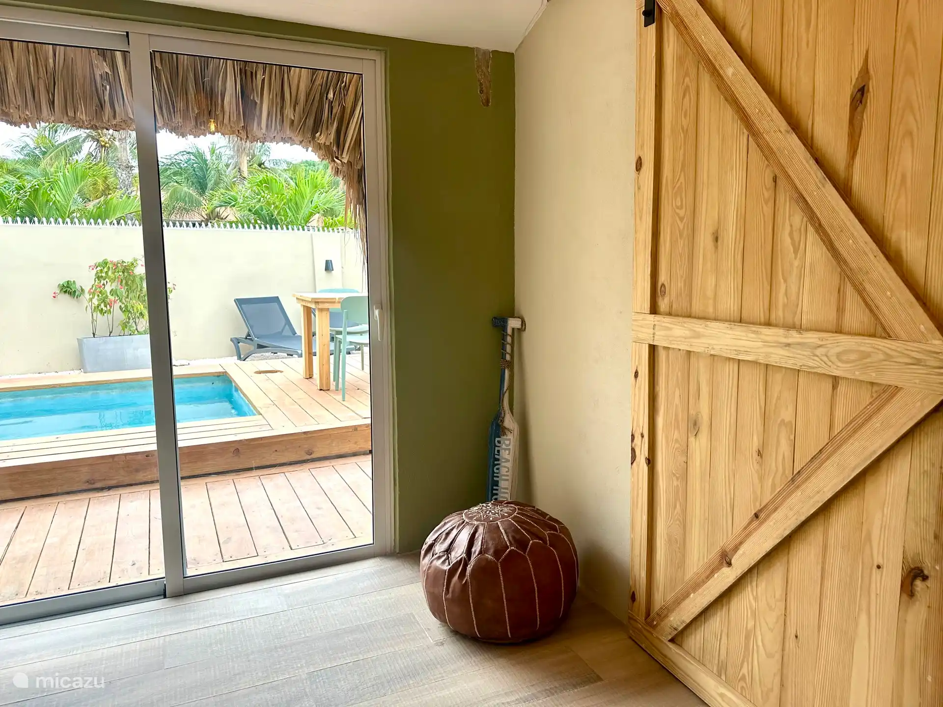 Votre tasse de café est prête, vous vous penchez en arrière et vous vous détendez en regardant le jardin. Cette vue, avec la piscine et les chants des oiseaux tropicaux, est vraiment inoubliable.