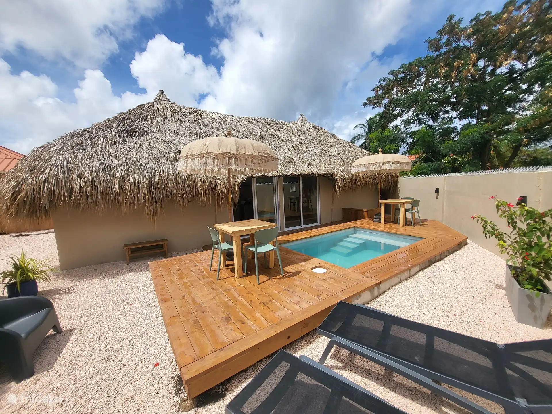 Kas Pelikan est séparé de la maison principale de la propriété par une clôture en bois, vous permettant de profiter d’une intimité totale. 