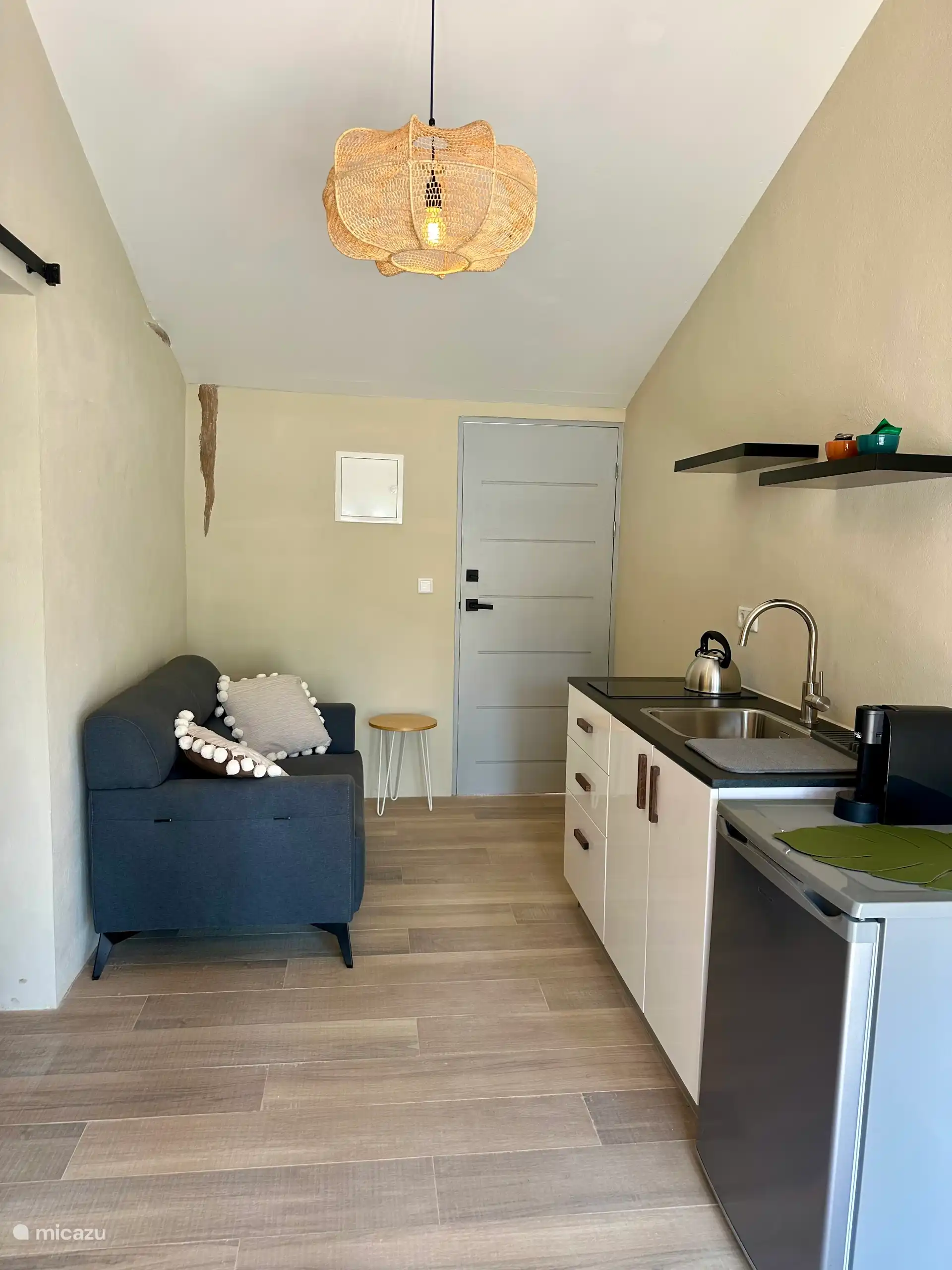 Espace de lecture et de détente à l’intérieur avec un canapé confortable