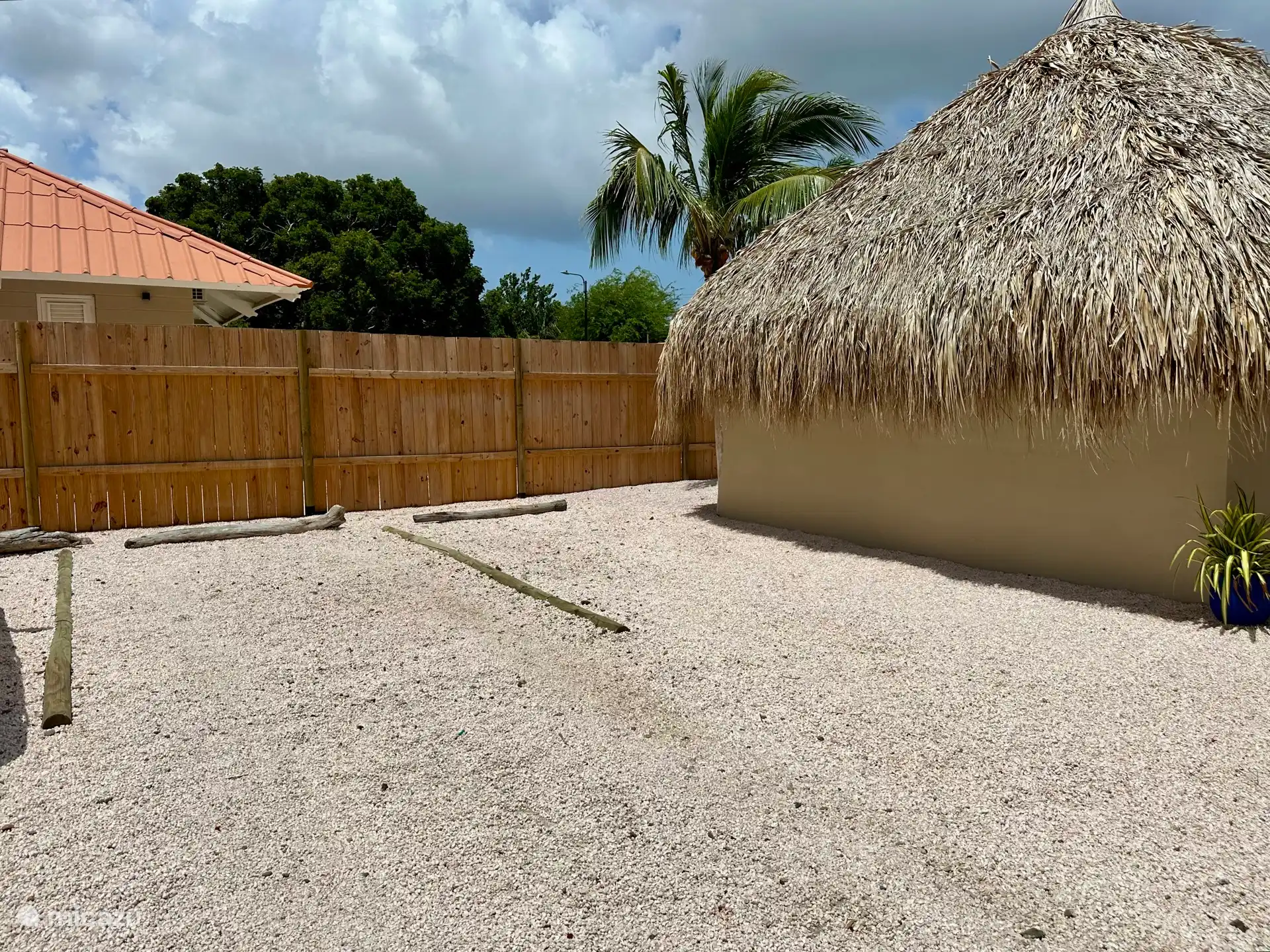 Kas Pelikan dispose de deux places de parking privées. La clôture assure une intimité totale vis-à-vis des résidents, vous permettant de créer votre propre petit havre de paix et de profiter pleinement de votre séjour. 