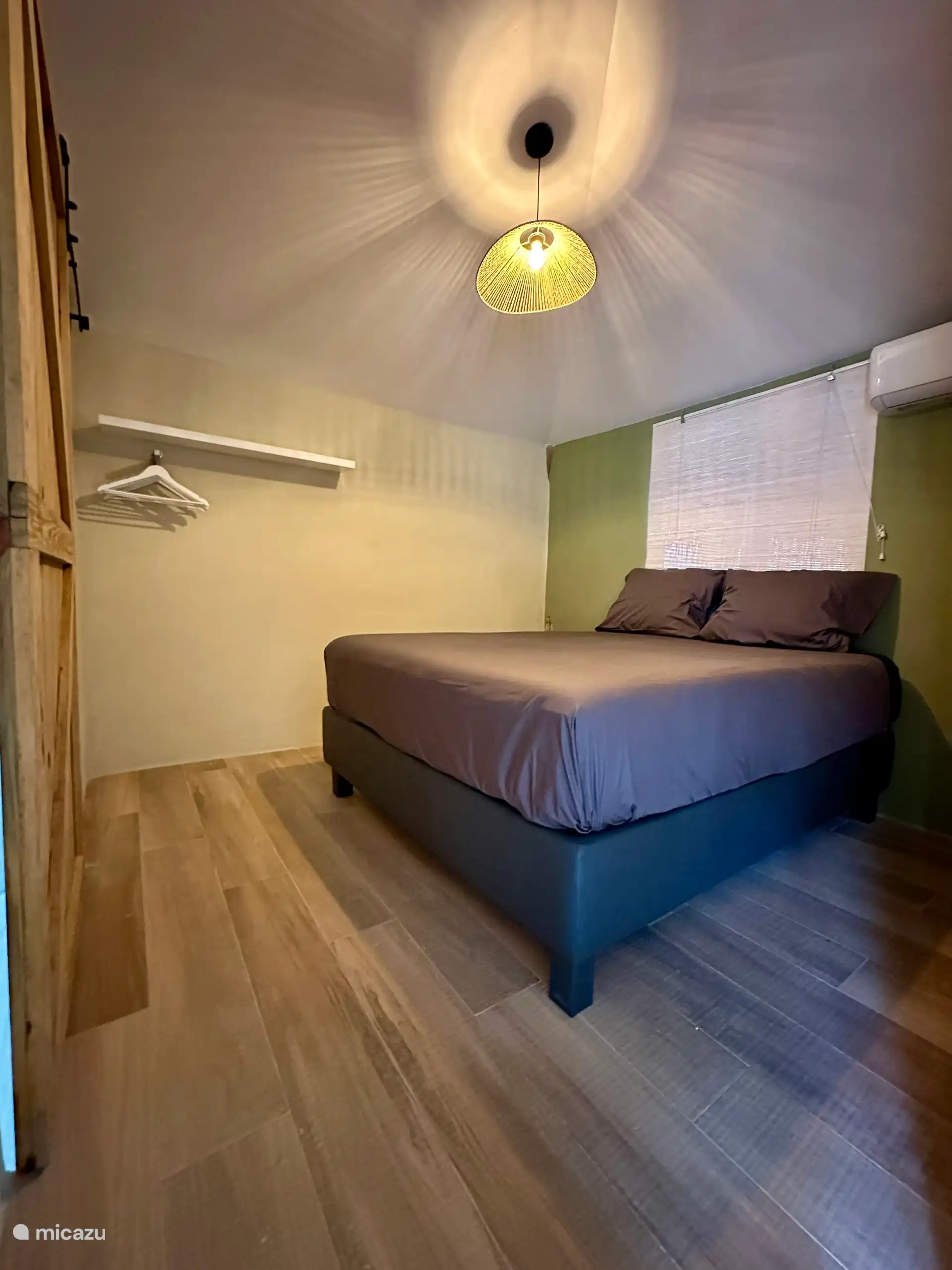 Vous trouverez un grand lit spacieux avec un surmatelas luxueux et un matelas confortable. Après une journée remplie de soleil, de mer et d’aventures, vous pouvez vous détendre pleinement et vous réveiller rafraîchi et détendu.