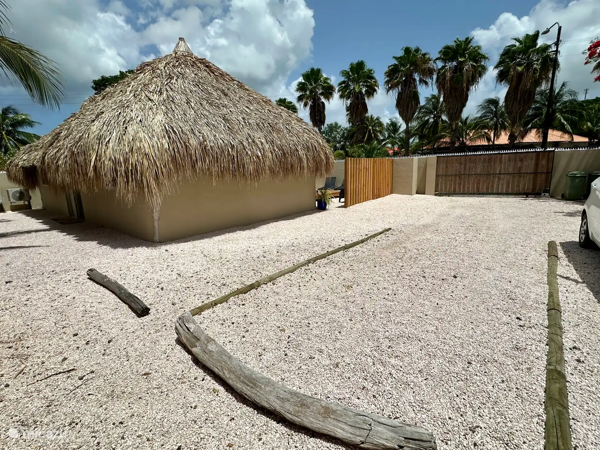 Kas Pelikan dispose de deux places de parking privées. La porte sert d’entrée partagée pour les résidents et Kas Pelikan.