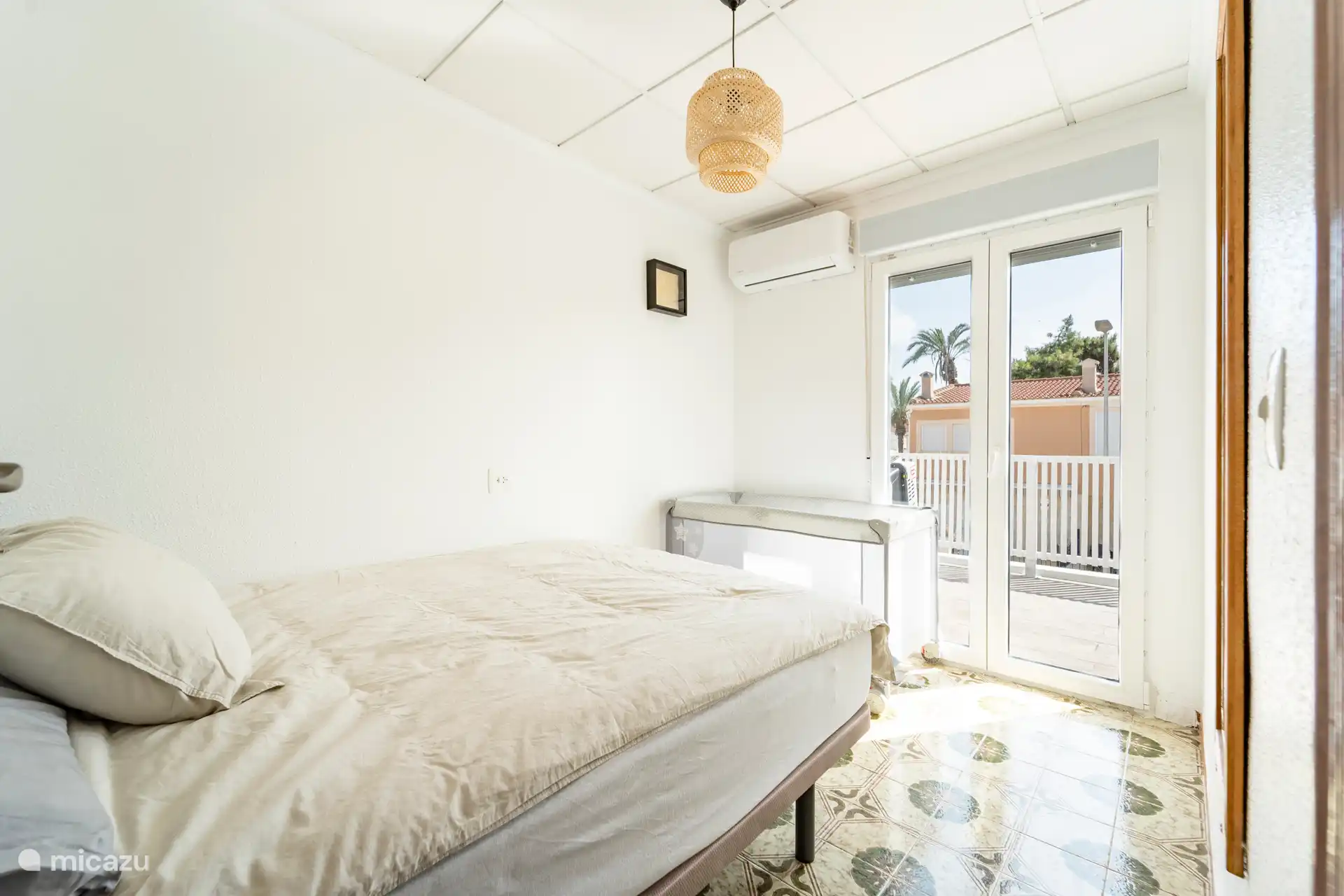 Bedroom 1st floor, including air conditioning and access to the roof terrace / balcony.