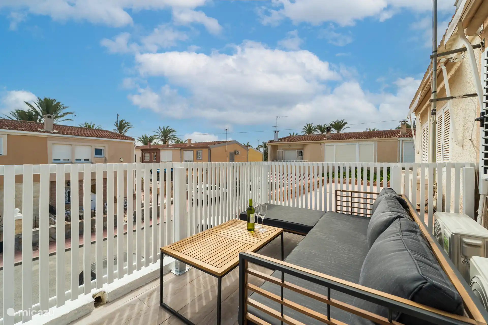 Roof terrace / balcony including lounge set