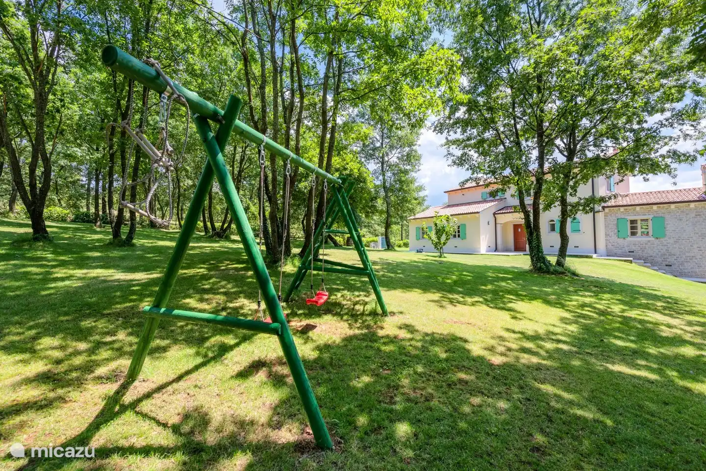 balançoires dans le jardin