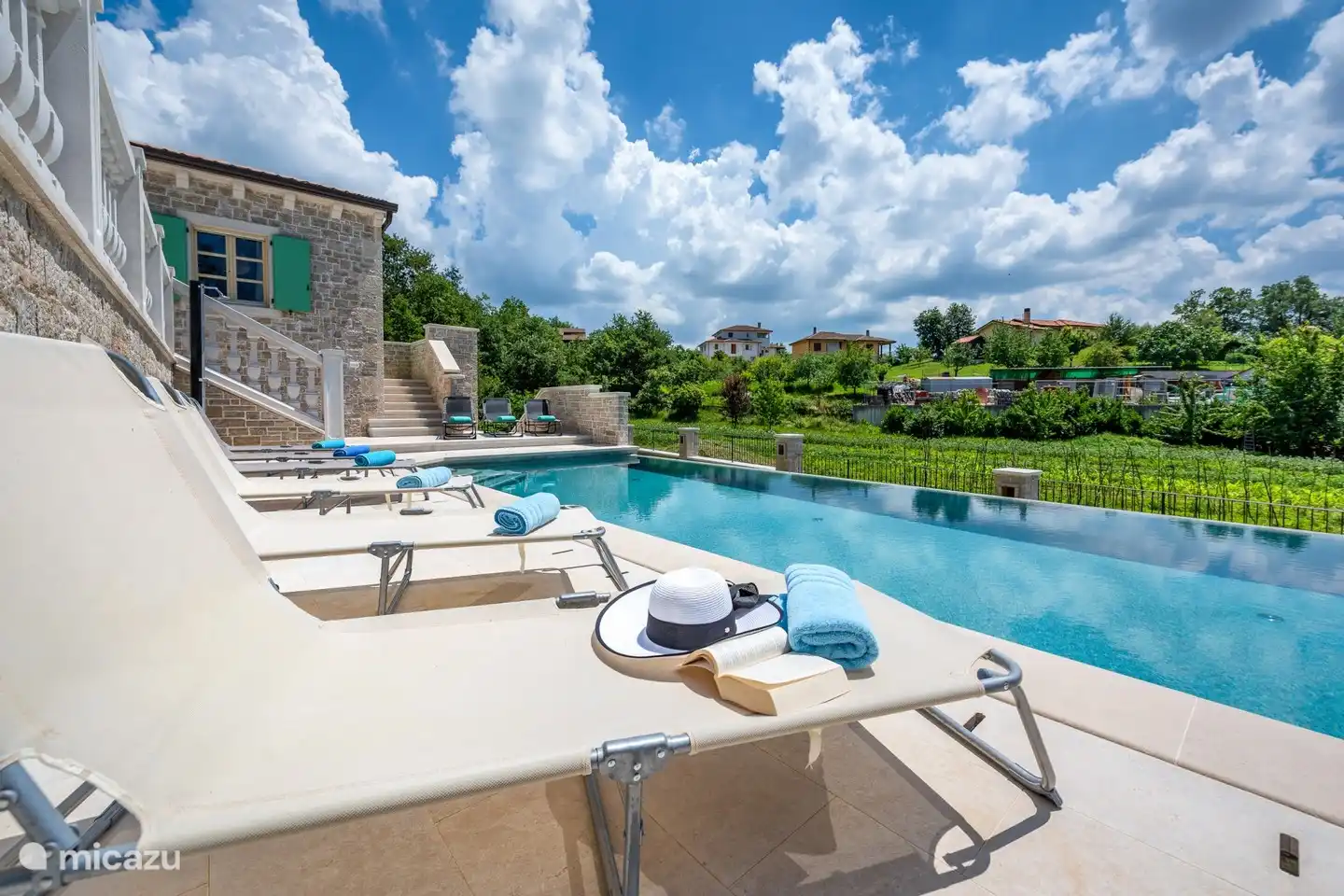 transats au bord de la piscine