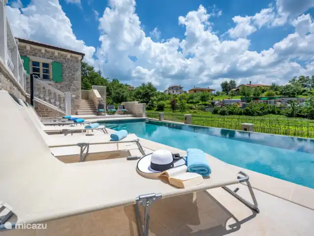 Villa Valffiorita huren in Kroatië, Istrië, Pazin - villa ligbedden bij zwembad
