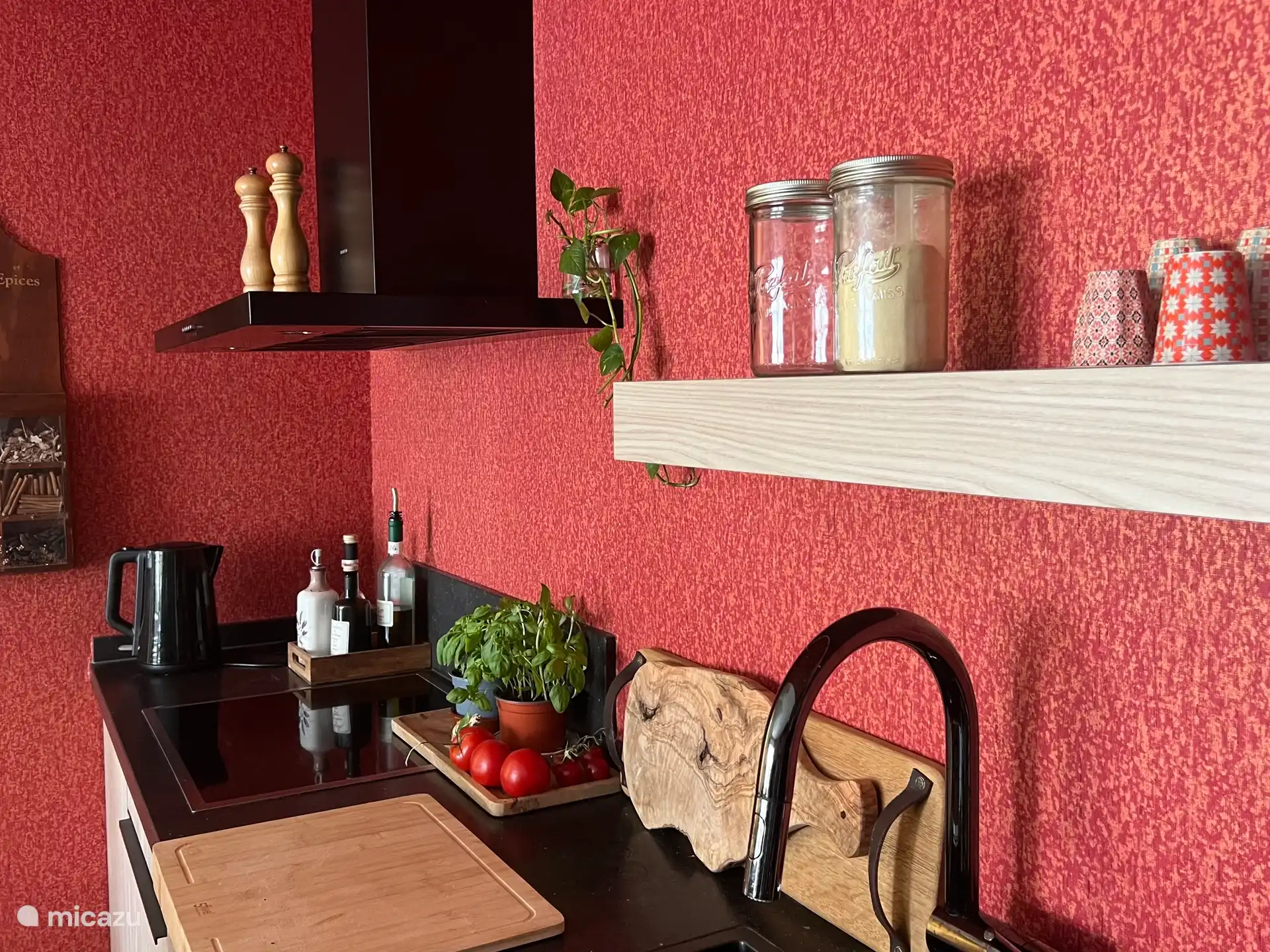 De keuken is voorzien van moderne apparatuur, zodat u de heerlijkste (Provençaalse) gerechten met gemak kunt bereiden.