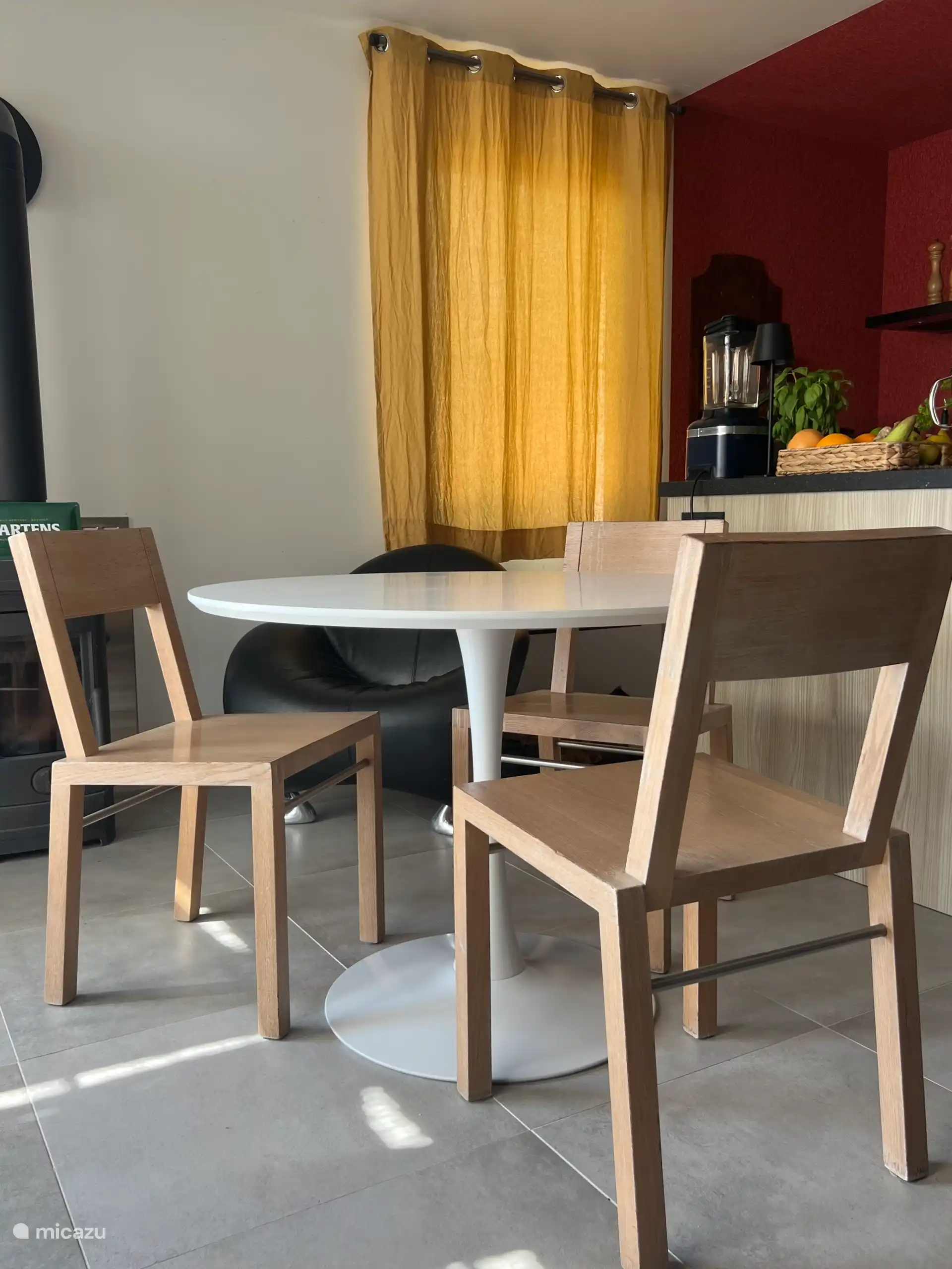 De eetkamer grenst aan het eiland van de keuken. 