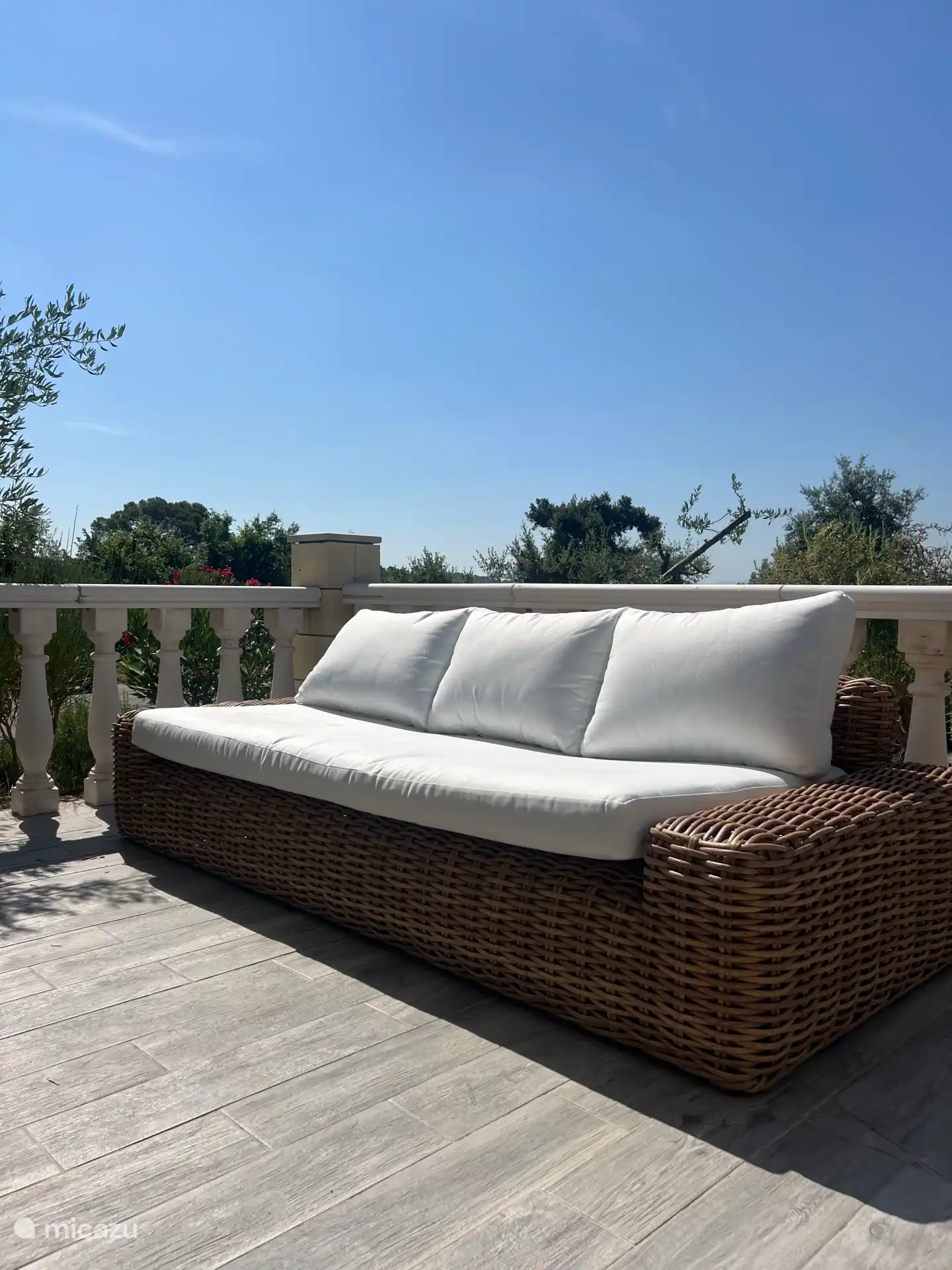 Het terras is voorzien van zonnebedden en een fijne zitbank. 