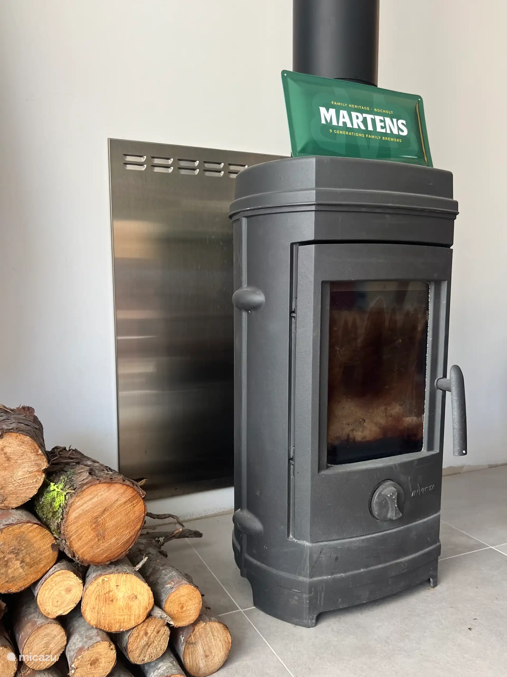 In de koudere perioden is de mogelijkheid lekker bij te warmen rondom de houtkachel. Er wordt alleen hout gebruikt van ons eigen bos.