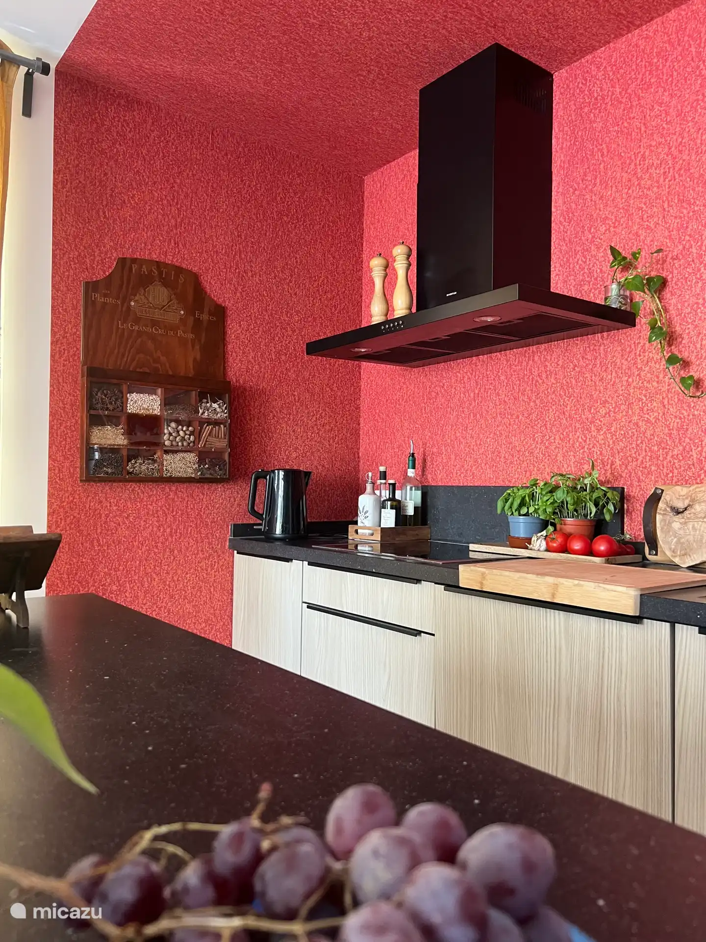 De keuken is voorzien van alle moderne apparatuur, inclusief een vaatwasser en grote Amerikaanse koel/vrieskast. Maar ook een groot keukeneiland voor extra werkruimte.