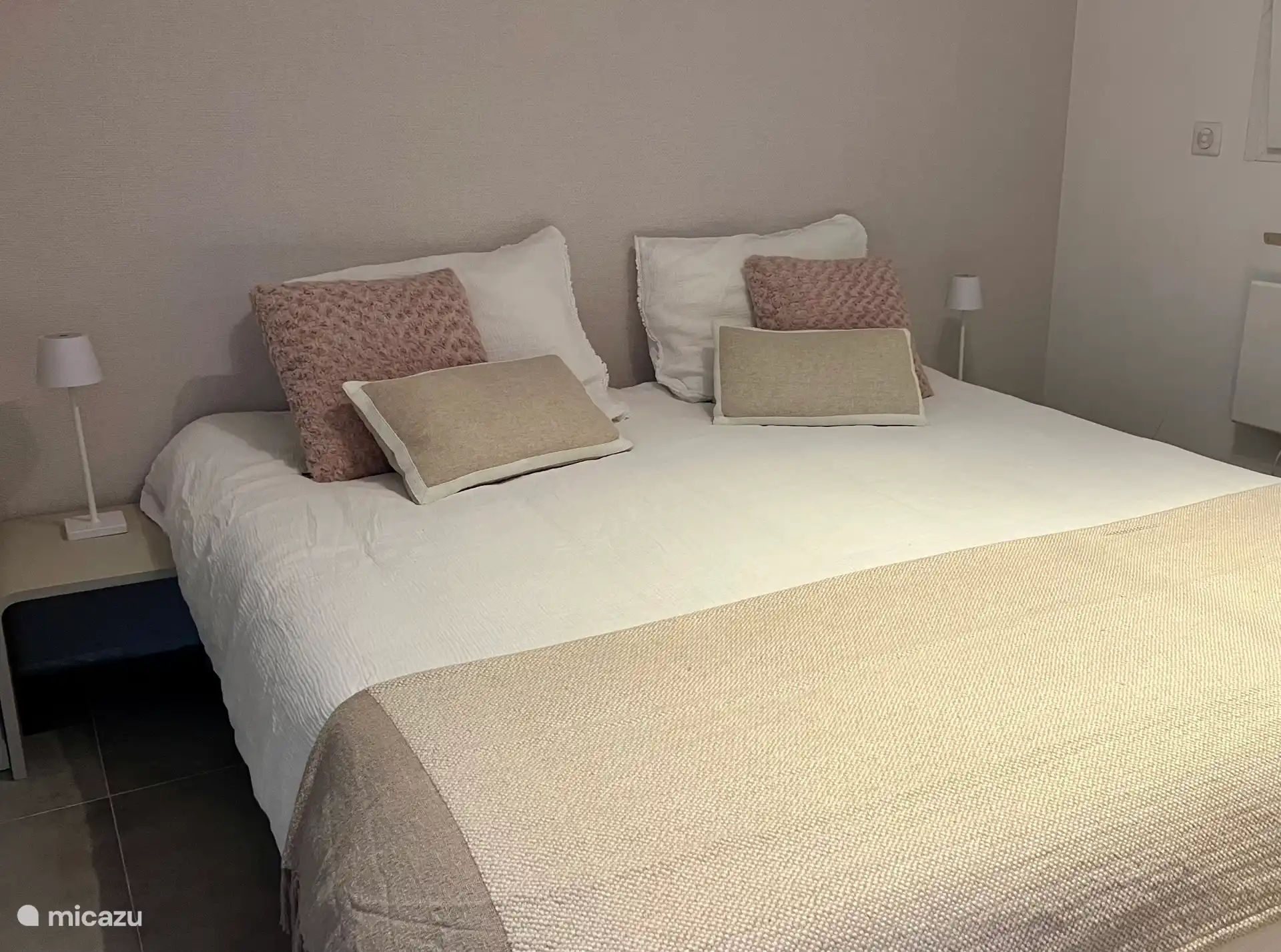 Twee persoons slaapkamer. Het kingsize bed meet 180x200cm.