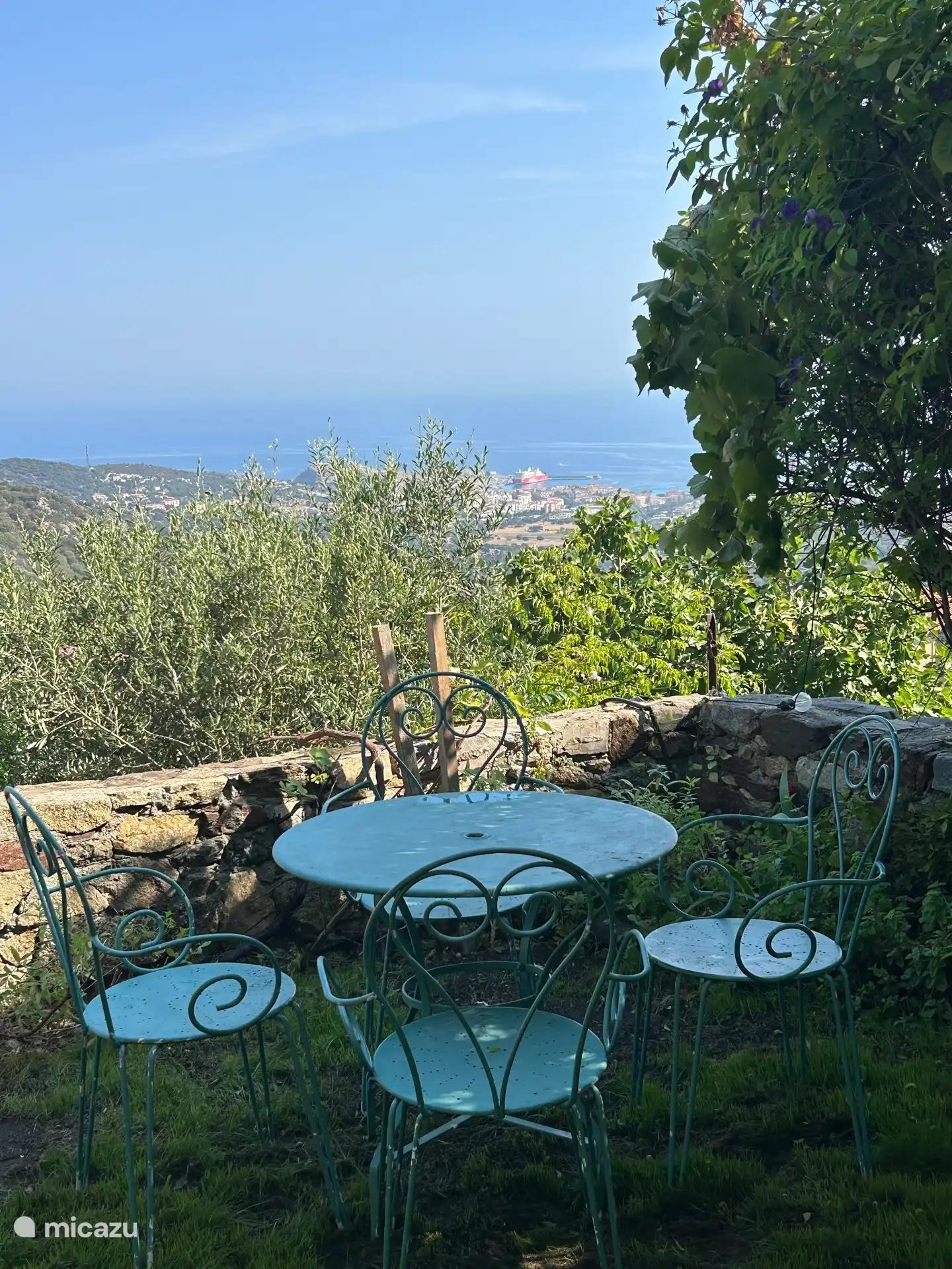 Ruhige Ecke im Schatten, zum Arbeiten oder Spielen, oder Kaffee trinken mit Blick aufs Meer