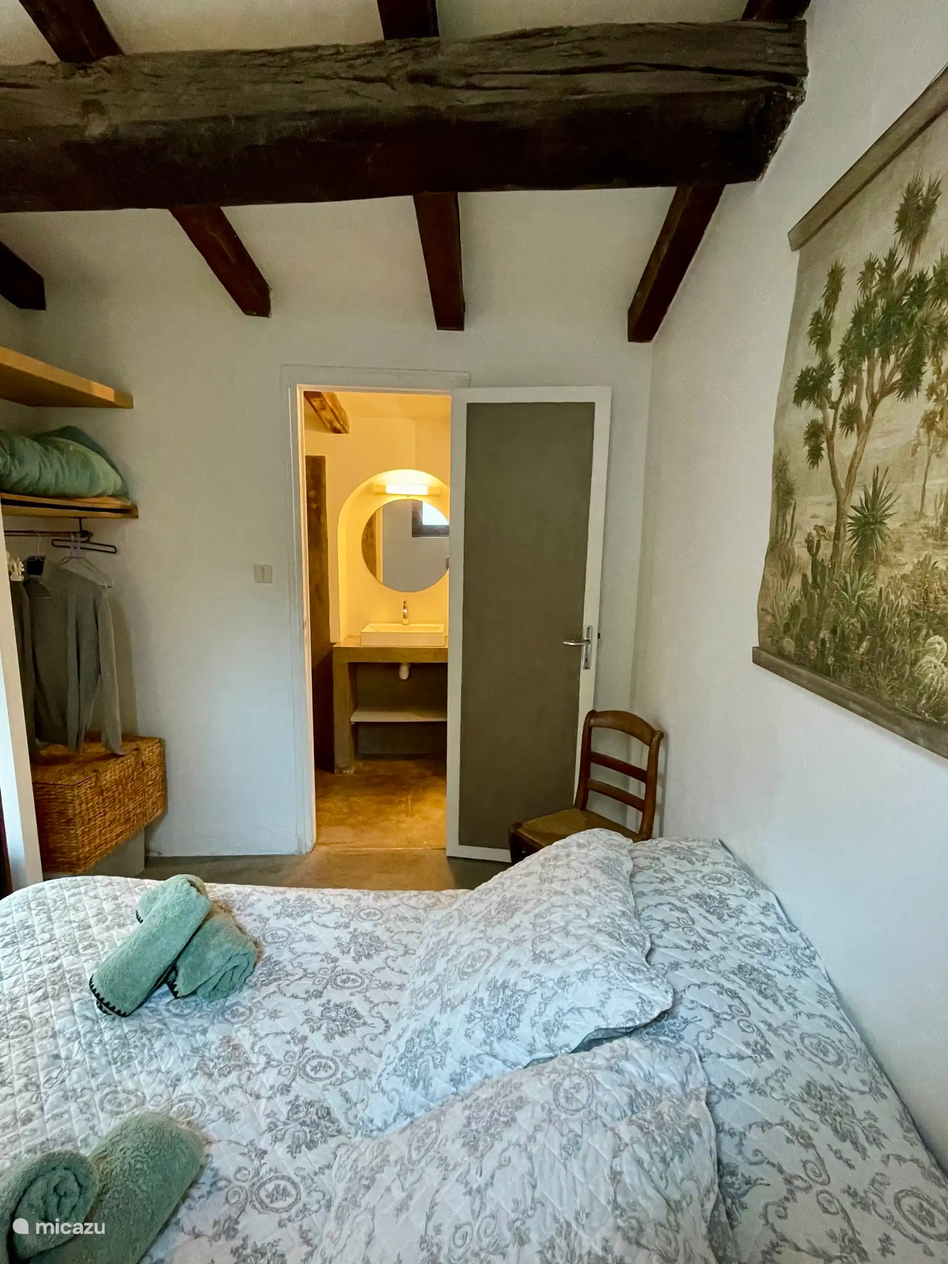 En-suite bedroom, in a small house in the courtyard, with independent access
