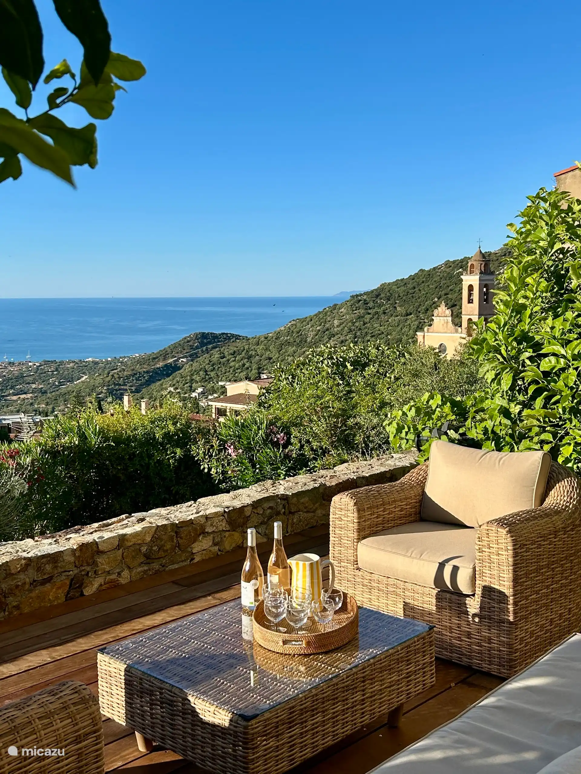 Gartenlounge mit Blick auf das Meer, die Lusse und die Dorfkirche