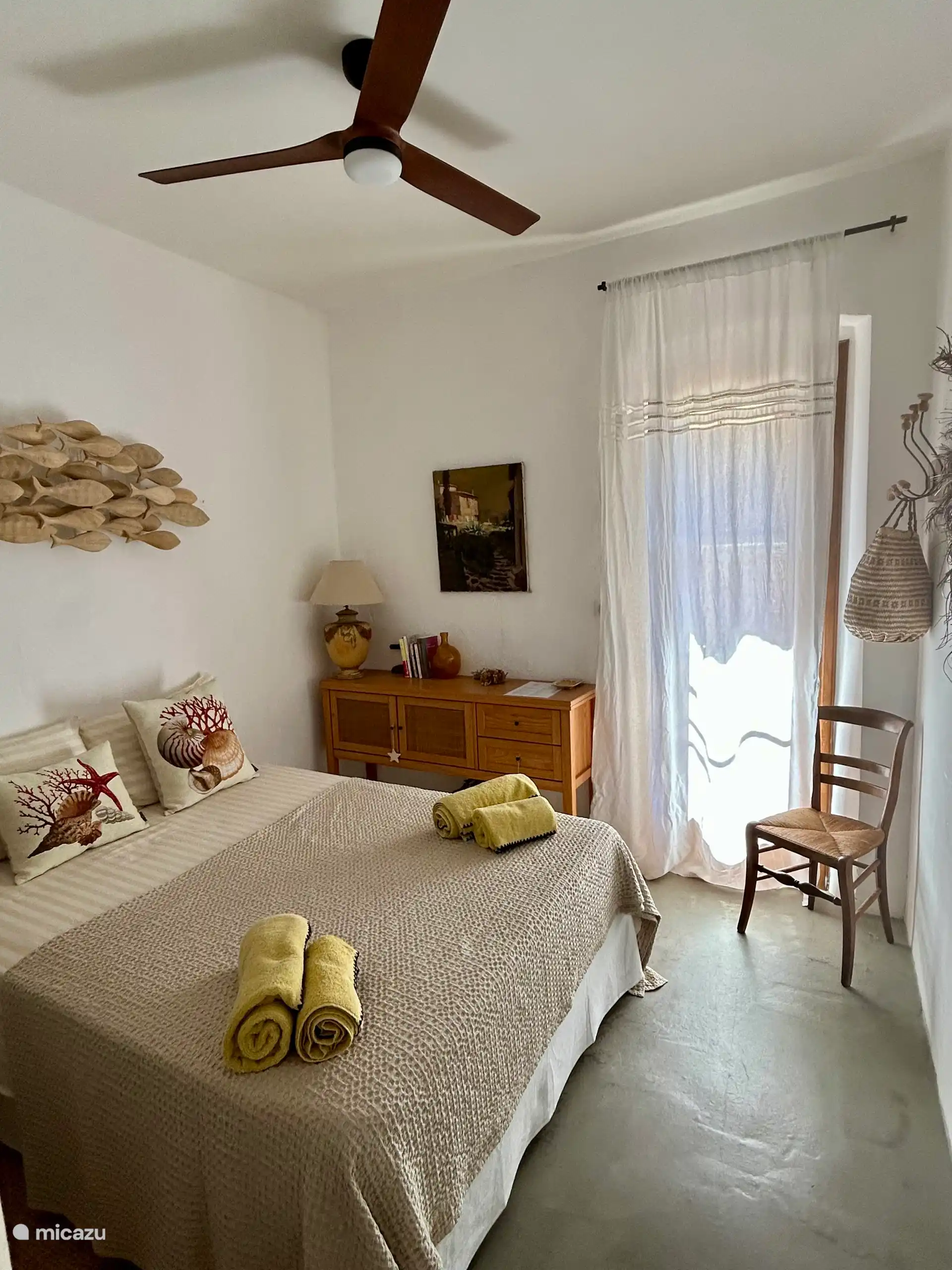 Doppelzimmer, das auf die Terrasse mit Blick auf das Meer hinausgeht