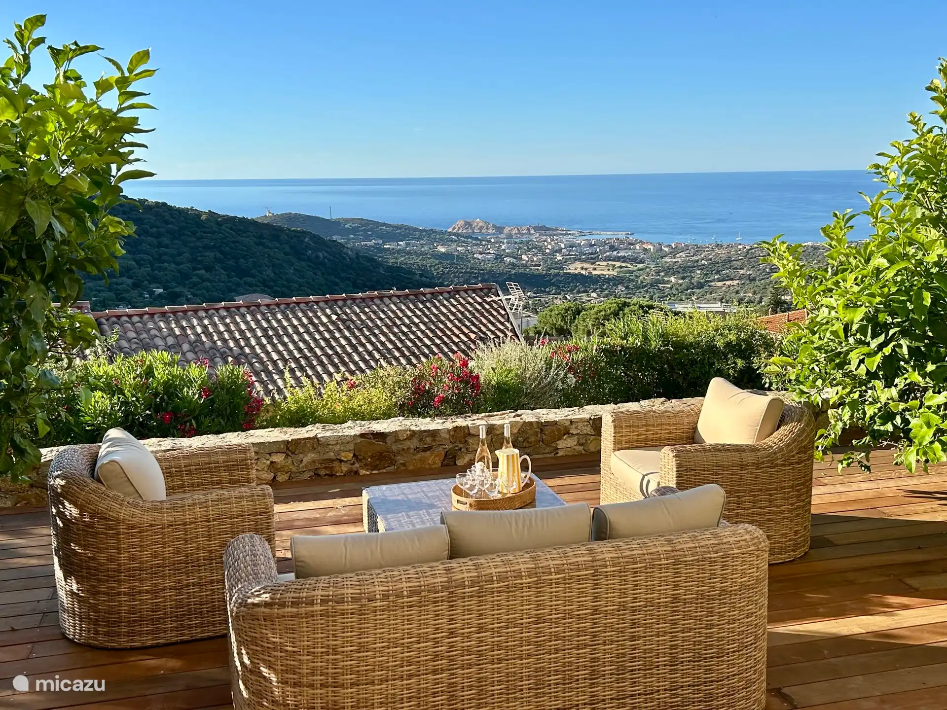 Gartenlounge mit Blick aufs Meer, den Hafen von Ile Rousse und die Pietra-Inseln, ideal für einen guten korsischen Wein bei Sonnenuntergang!
