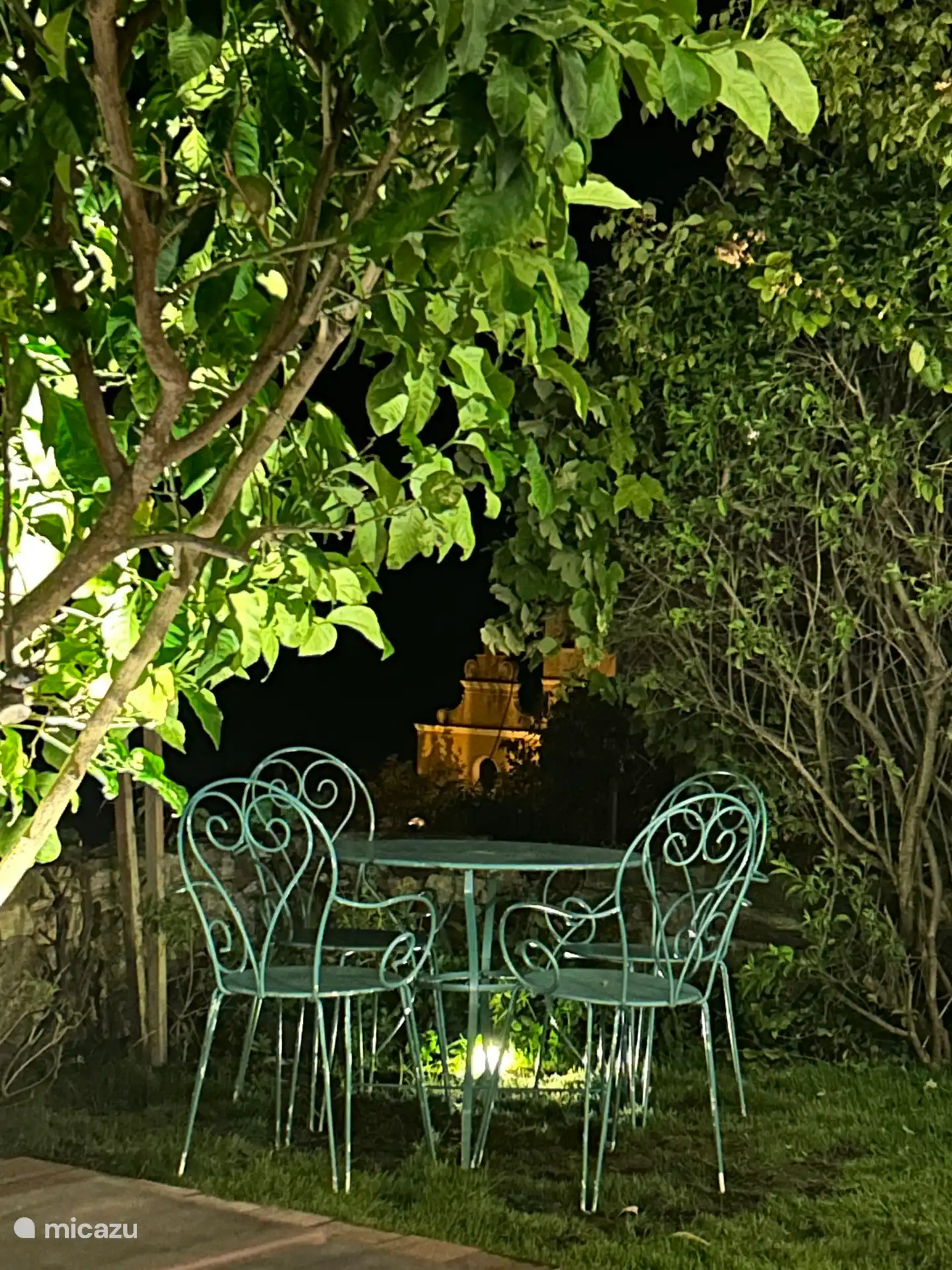Kleine, ruhige Ecke mit Blick auf die Dorfkirche, ganz nah