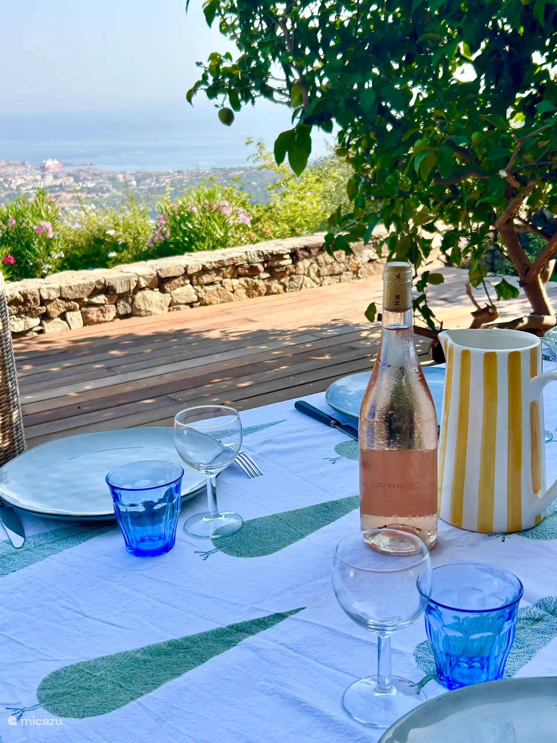 Genieße einen guten korsischen Rosé-Wein gekühlt, mit Blick aufs Meer