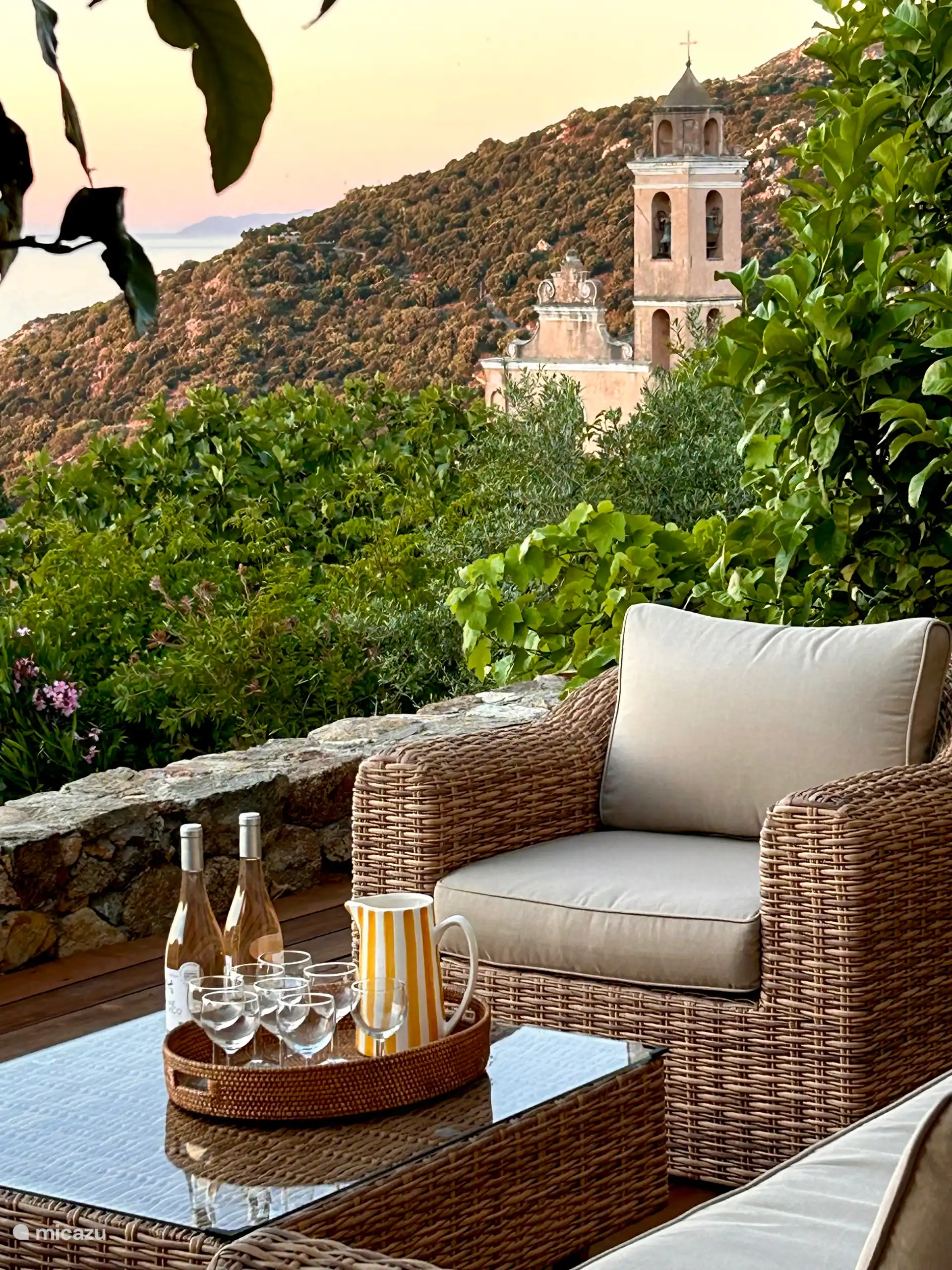 Lounge im Garten, Dorfkirche mit hübschem Carillon