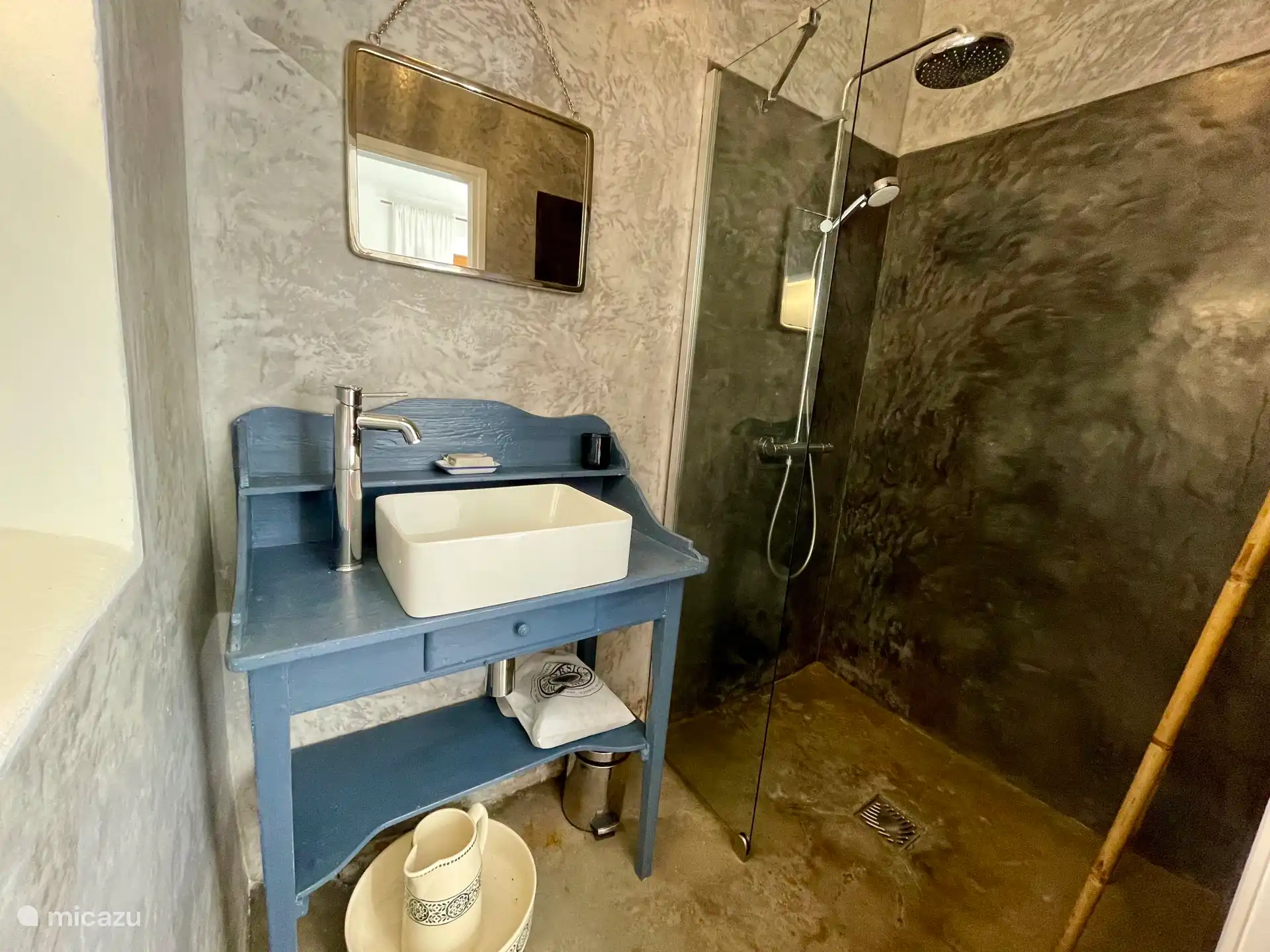 Small en-suite shower room to the bedroom