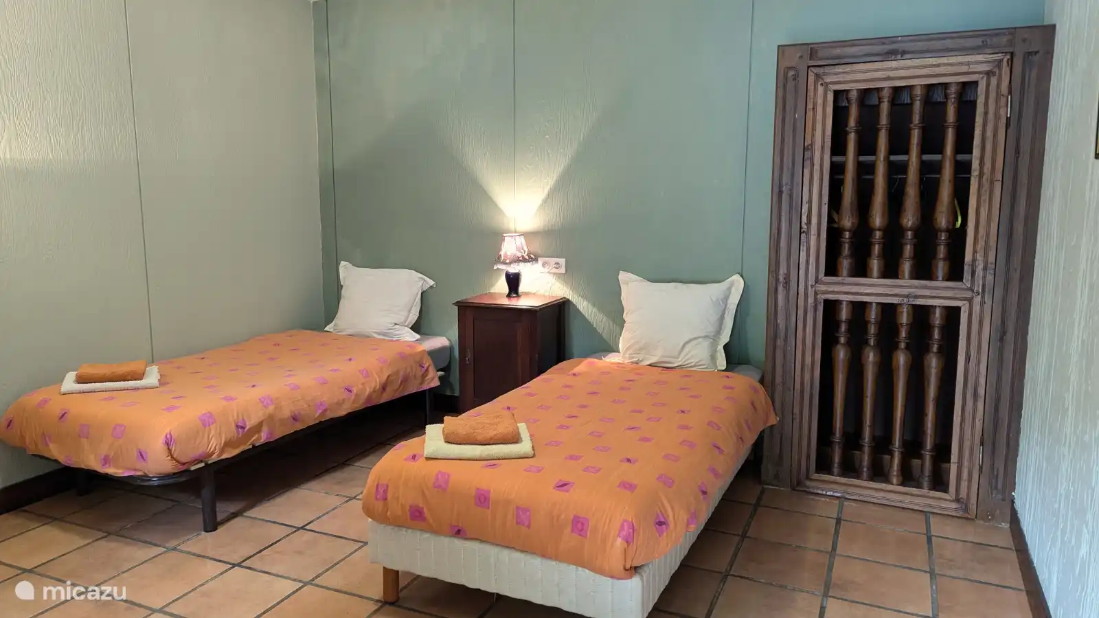 Double room with 2x single beds 090-190)