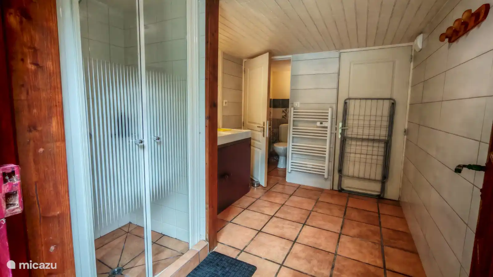 Private sanitary facilities. Accessible from the outside