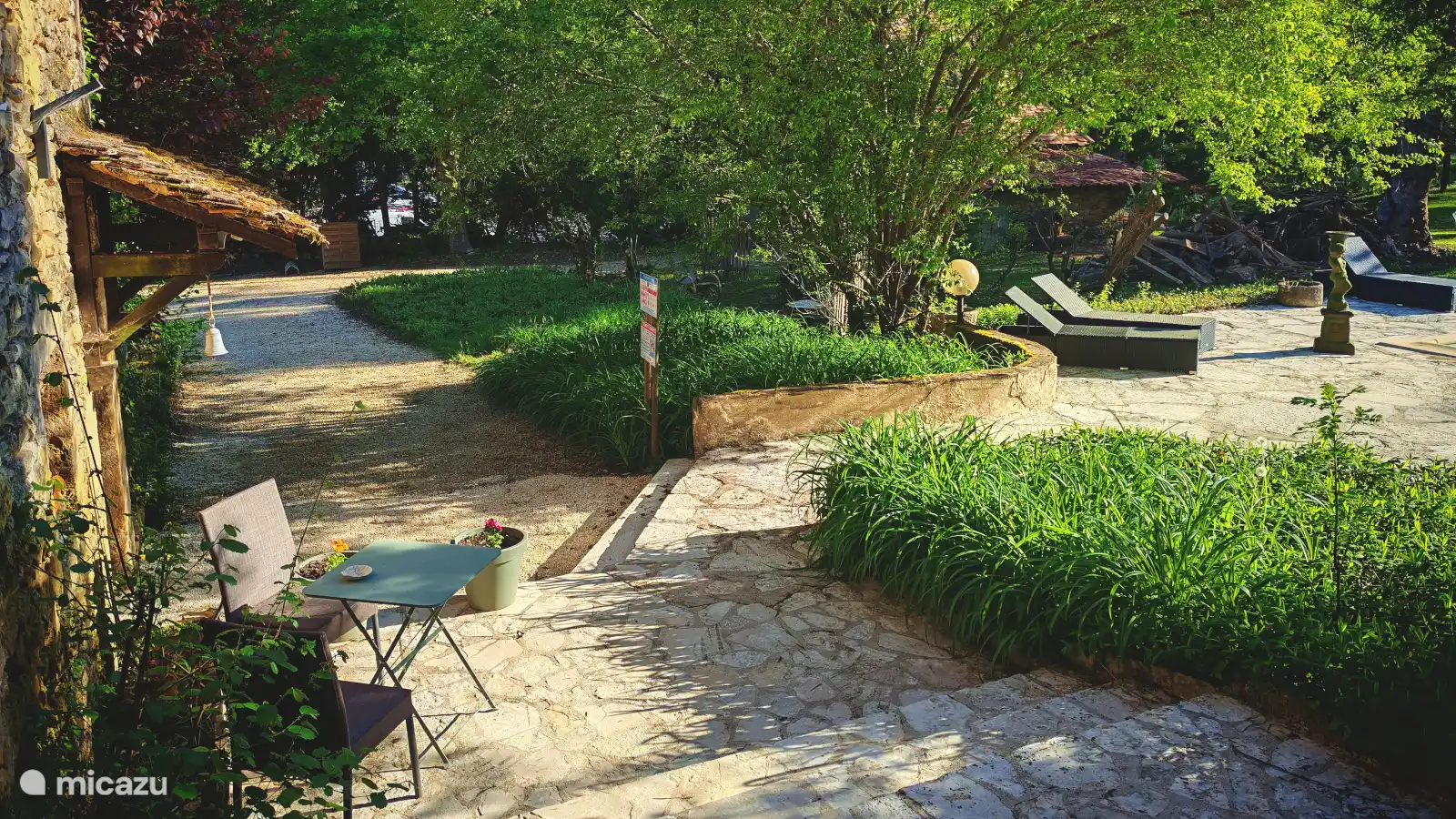 Terras bij zwembad en zitje bij accommodatie