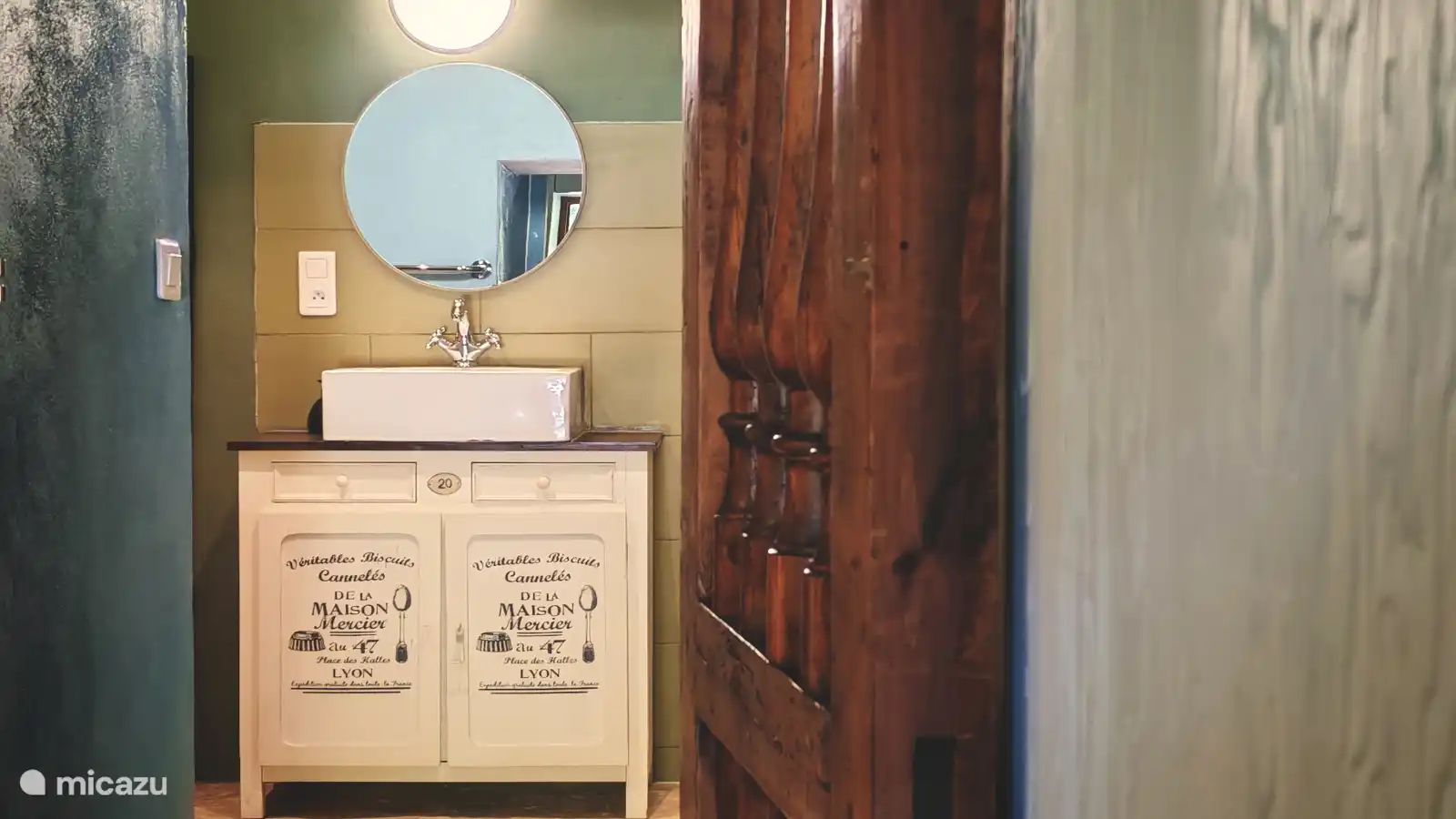 Doorkijkje van kamer naar sanitaire