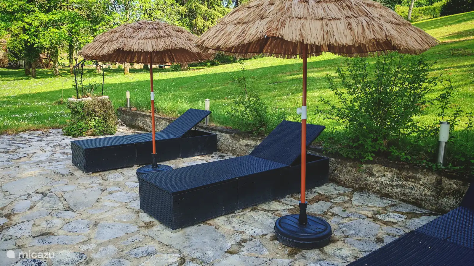 Ligstoelen bij zwembad