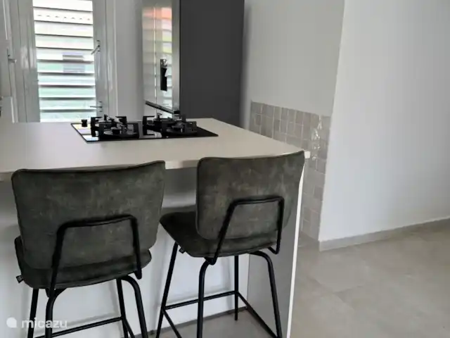Location de Vacances Curaçao, Banda Abou (ouest), Fontein, villa - Casa De Los Sueños Vue d’ensemble de la cuisine, bar pour le petit-déjeuner avec 2 tabourets de bar