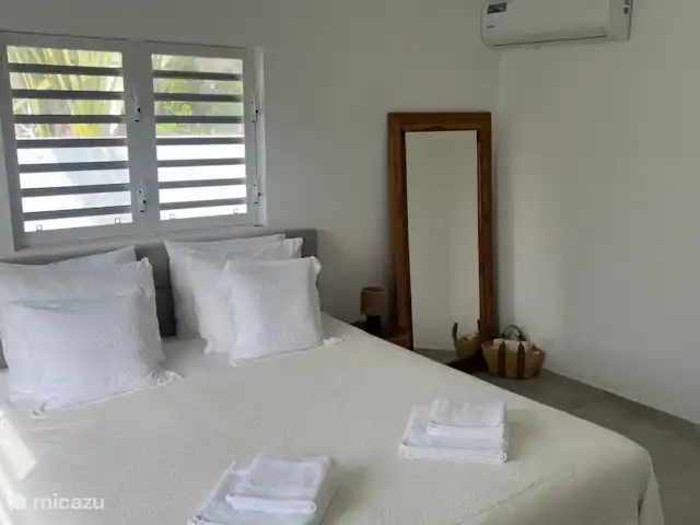 Location de Vacances Curaçao, Banda Abou (ouest), Fontein, villa - Casa De Los Sueños Chambre des maîtres avec salle de bains.
