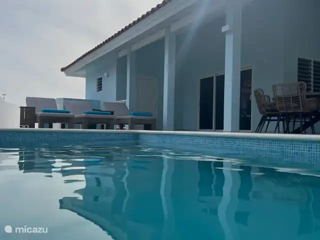 Location de Vacances Curaçao, Banda Abou (ouest), Fontein, villa - Casa De Los Sueños Piscine avec transats de luxe.