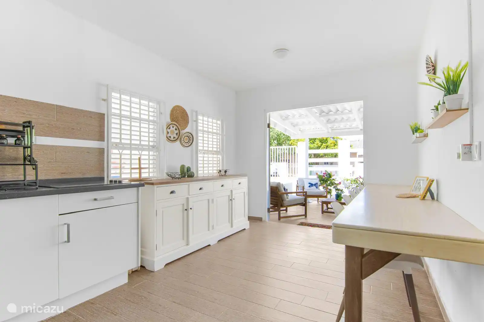 Espaciosa y luminosa sala de estar conectada a la cocina, con un estilo moderno y acogedor. El lugar perfecto para reunirse, compartir comidas y crear recuerdos familiares.